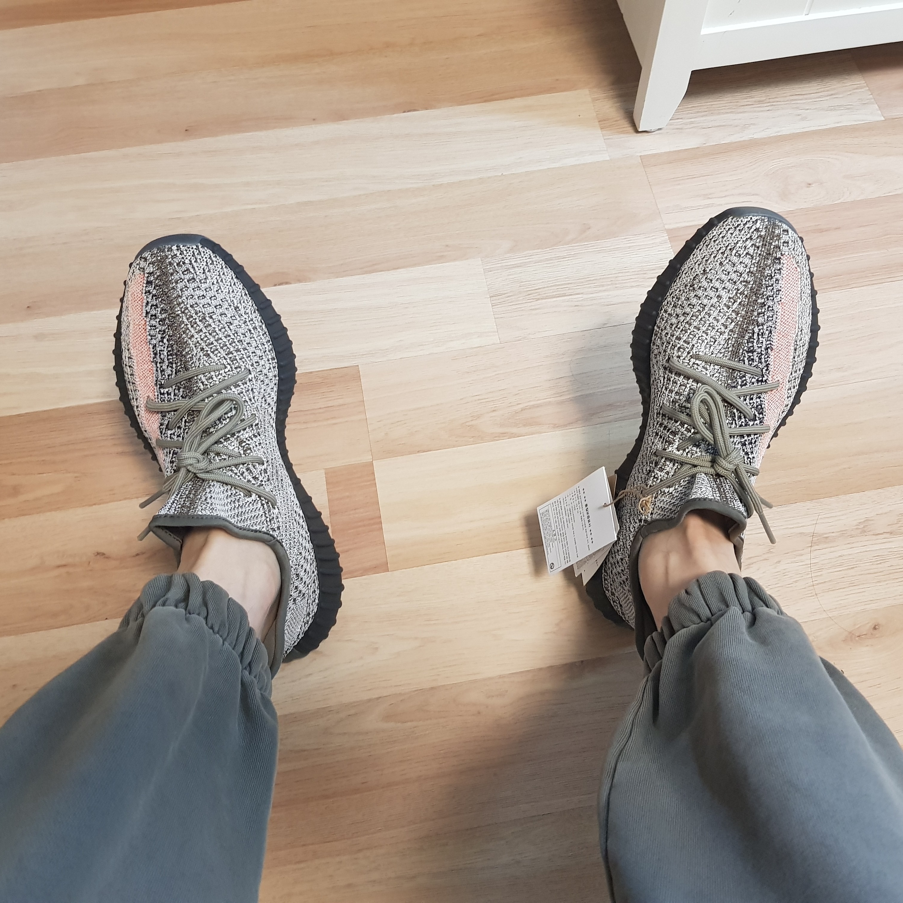 Adidas Yeezy Boost 350 V2 Ash Stone 착용 스타일 - 1