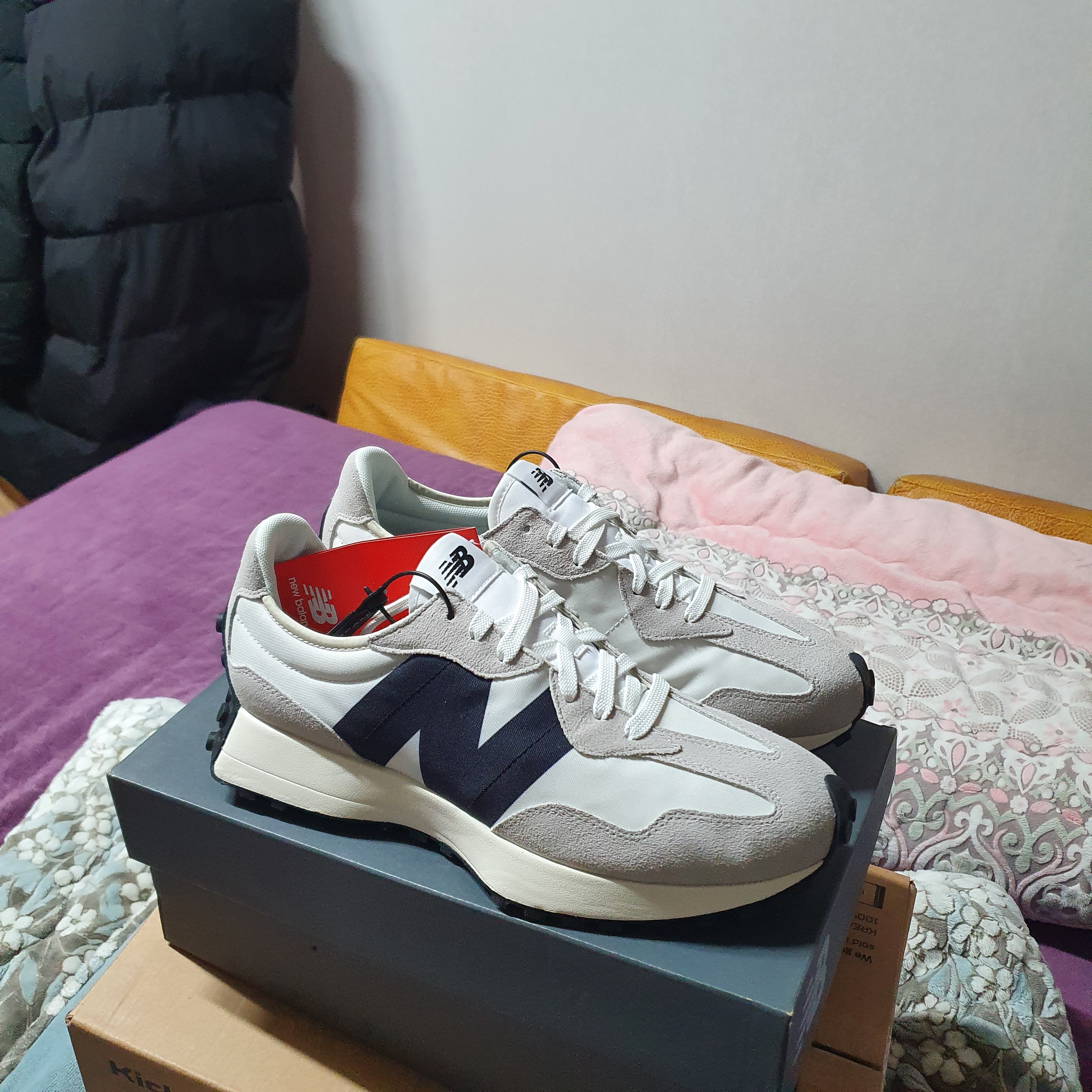 New Balance 327 White Black 착용 스타일