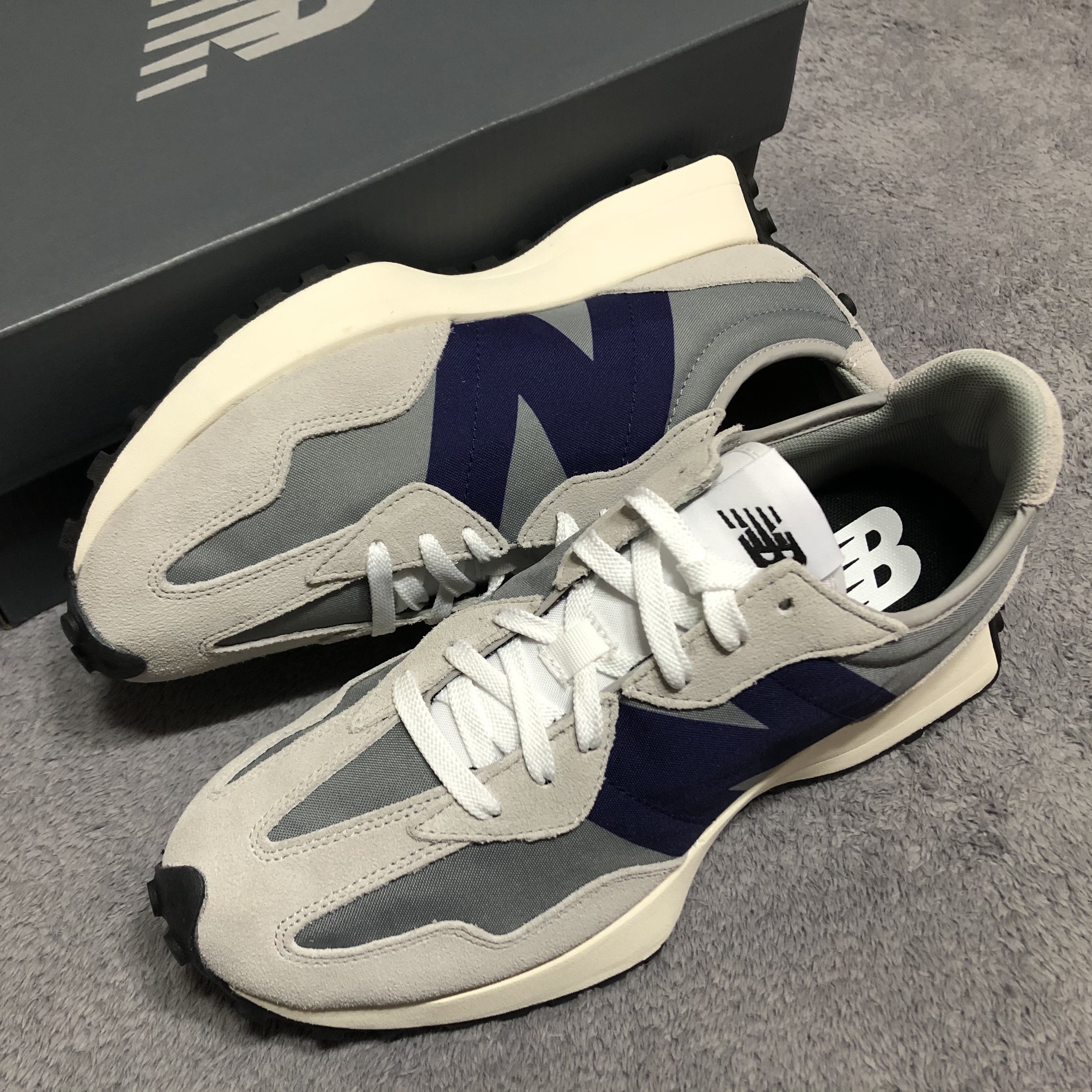 New Balance 327 Grey Purple 착용 스타일