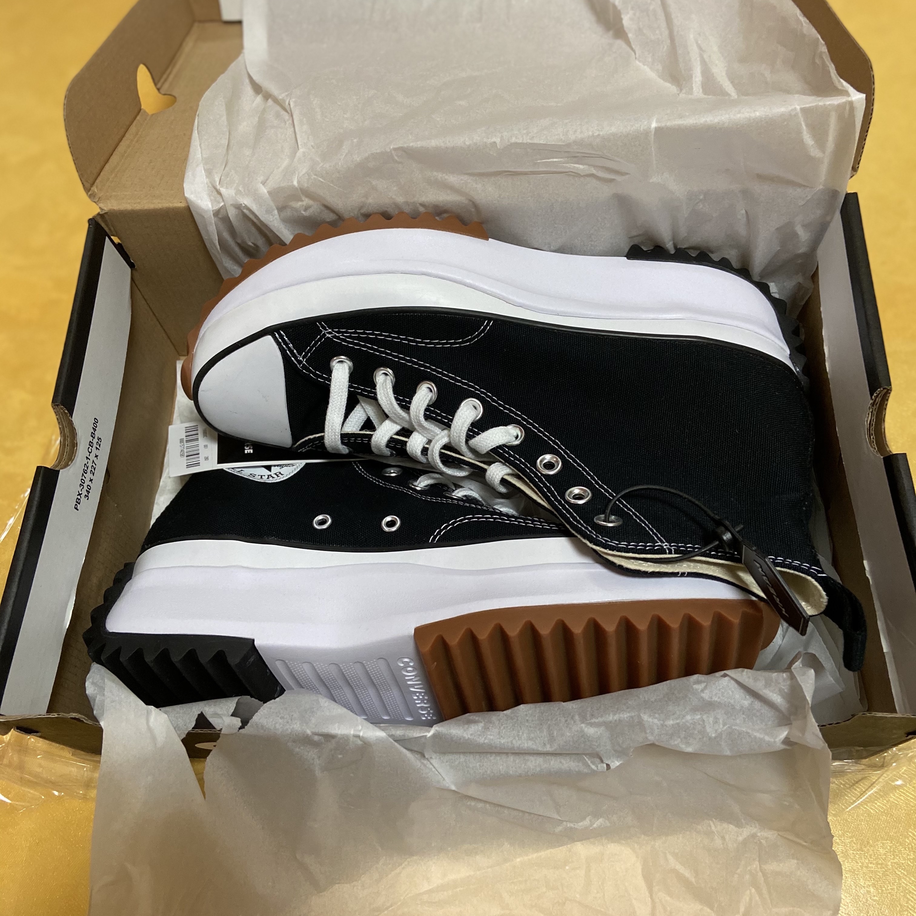 Converse Run Star Hike Hi Black White Gum 착용 스타일 - 2