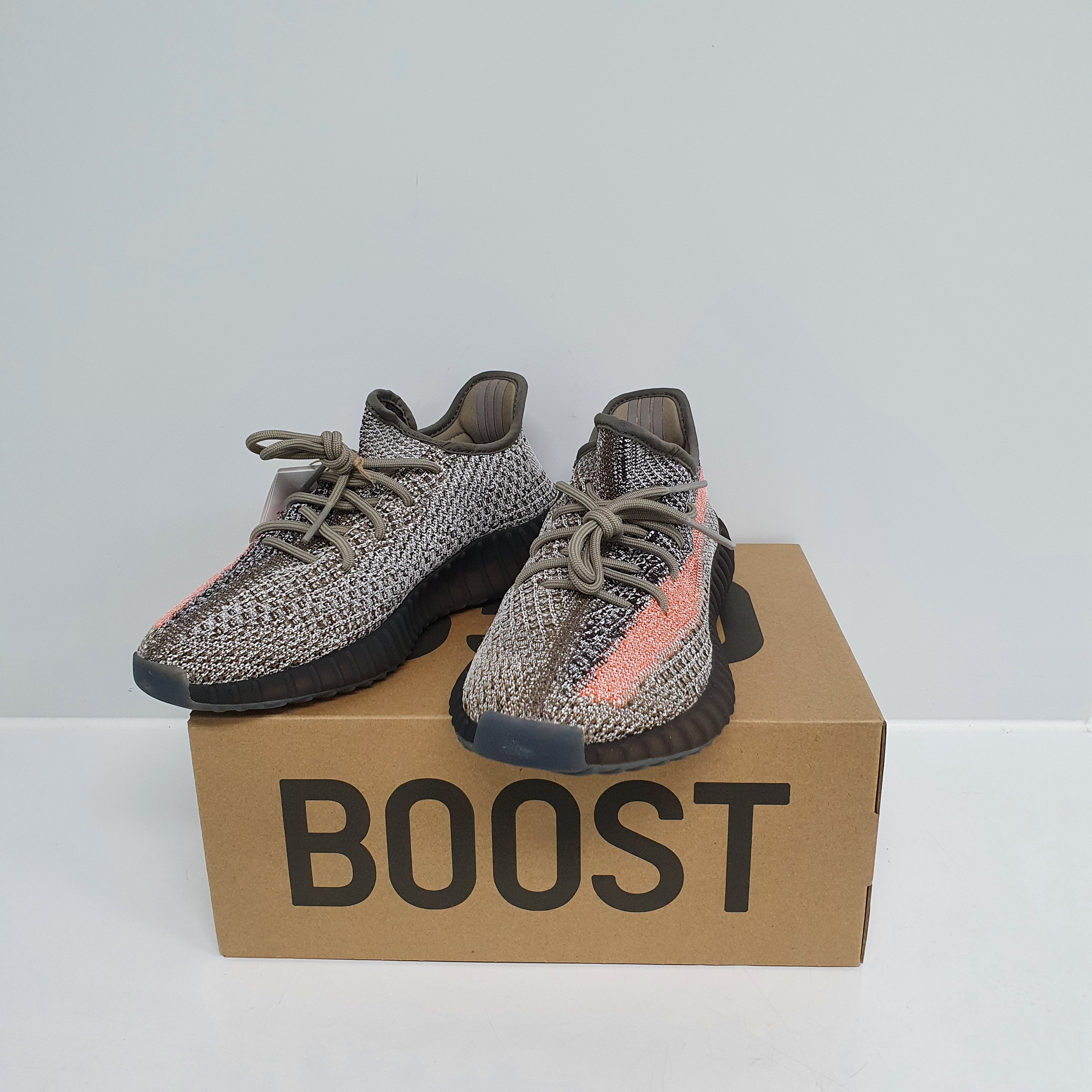 Adidas Yeezy Boost 350 V2 Ash Stone 착용 스타일 - 3