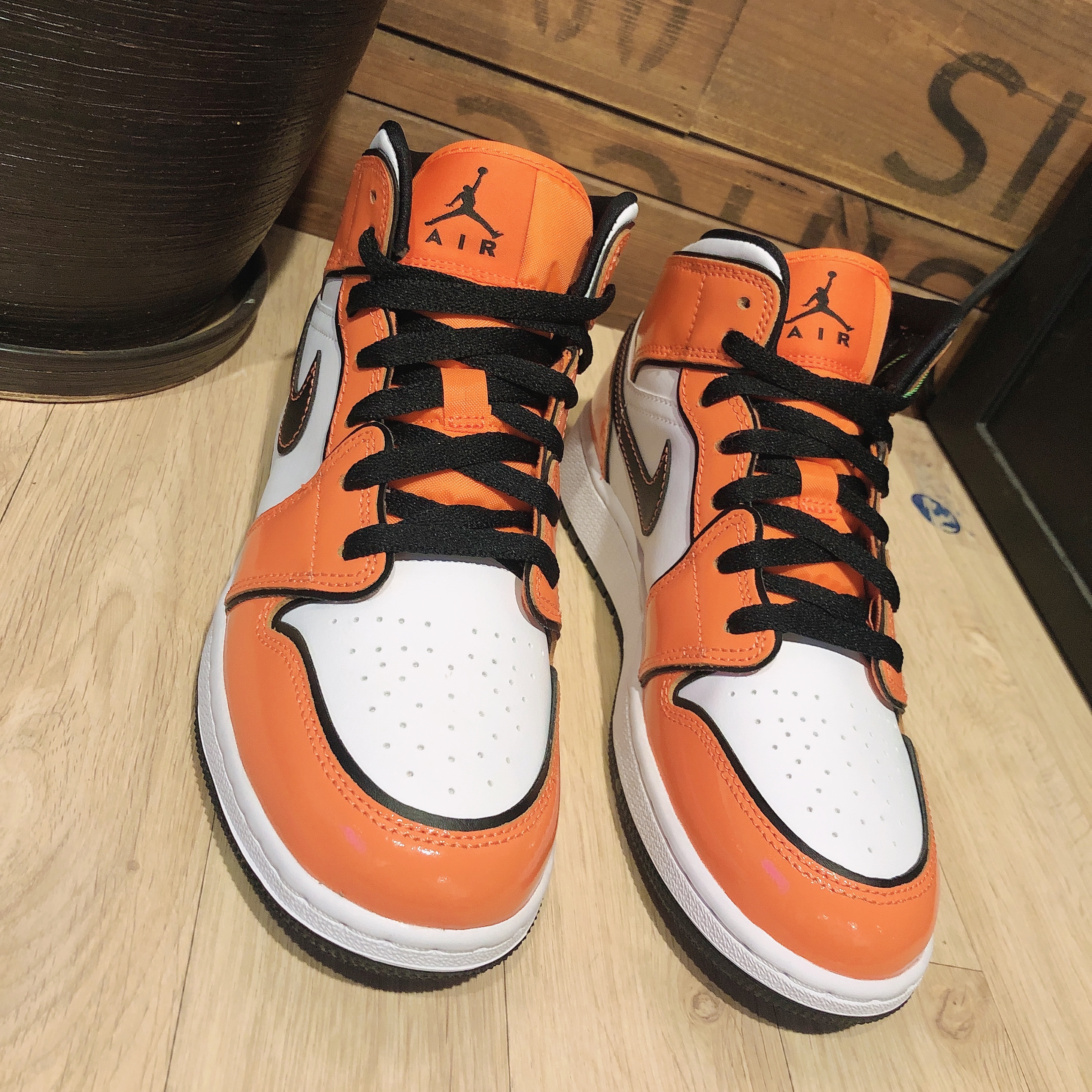 (GS) Jordan 1 Mid SE Turf Orange 착용 스타일 - 3