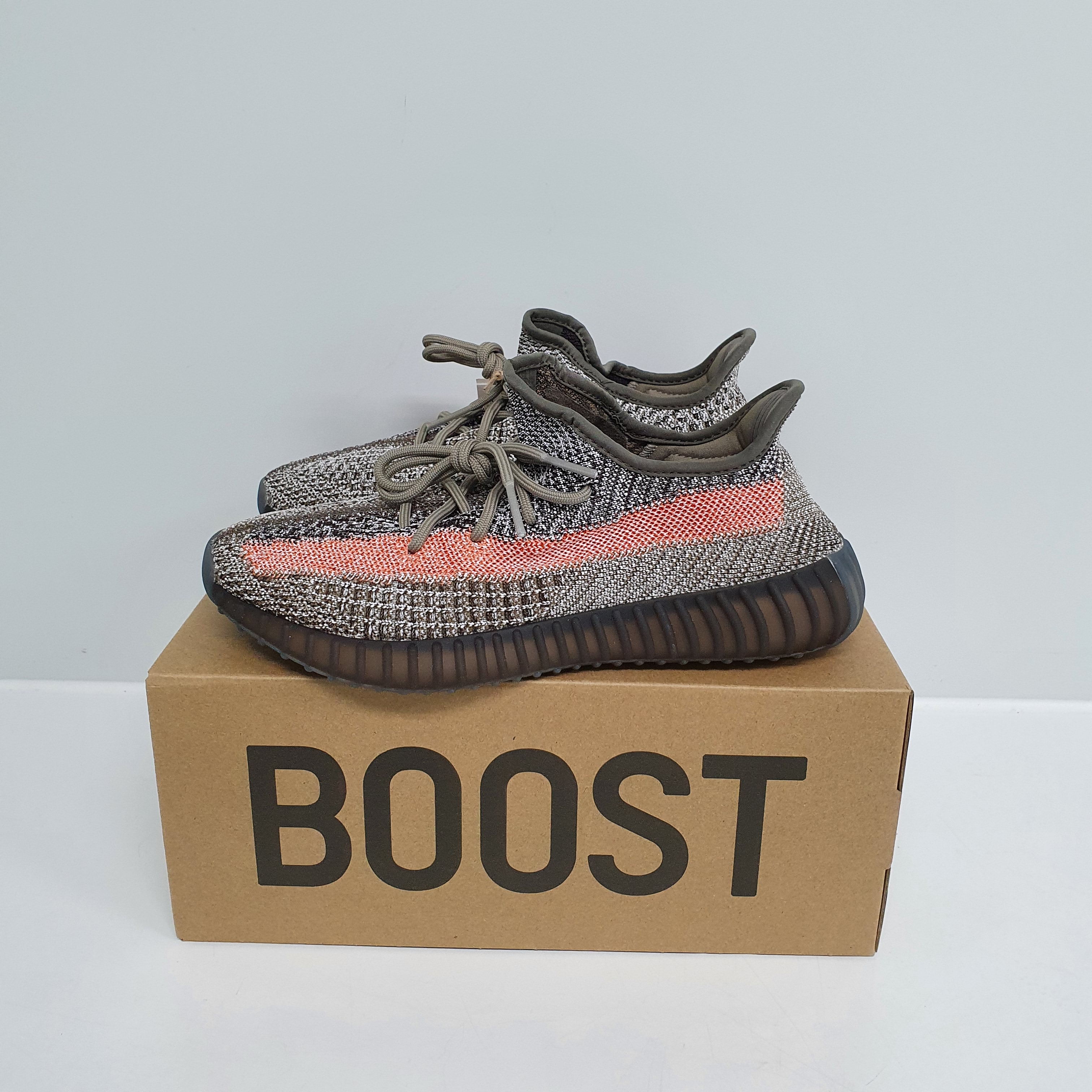 Adidas Yeezy Boost 350 V2 Ash Stone 착용 스타일 - 2