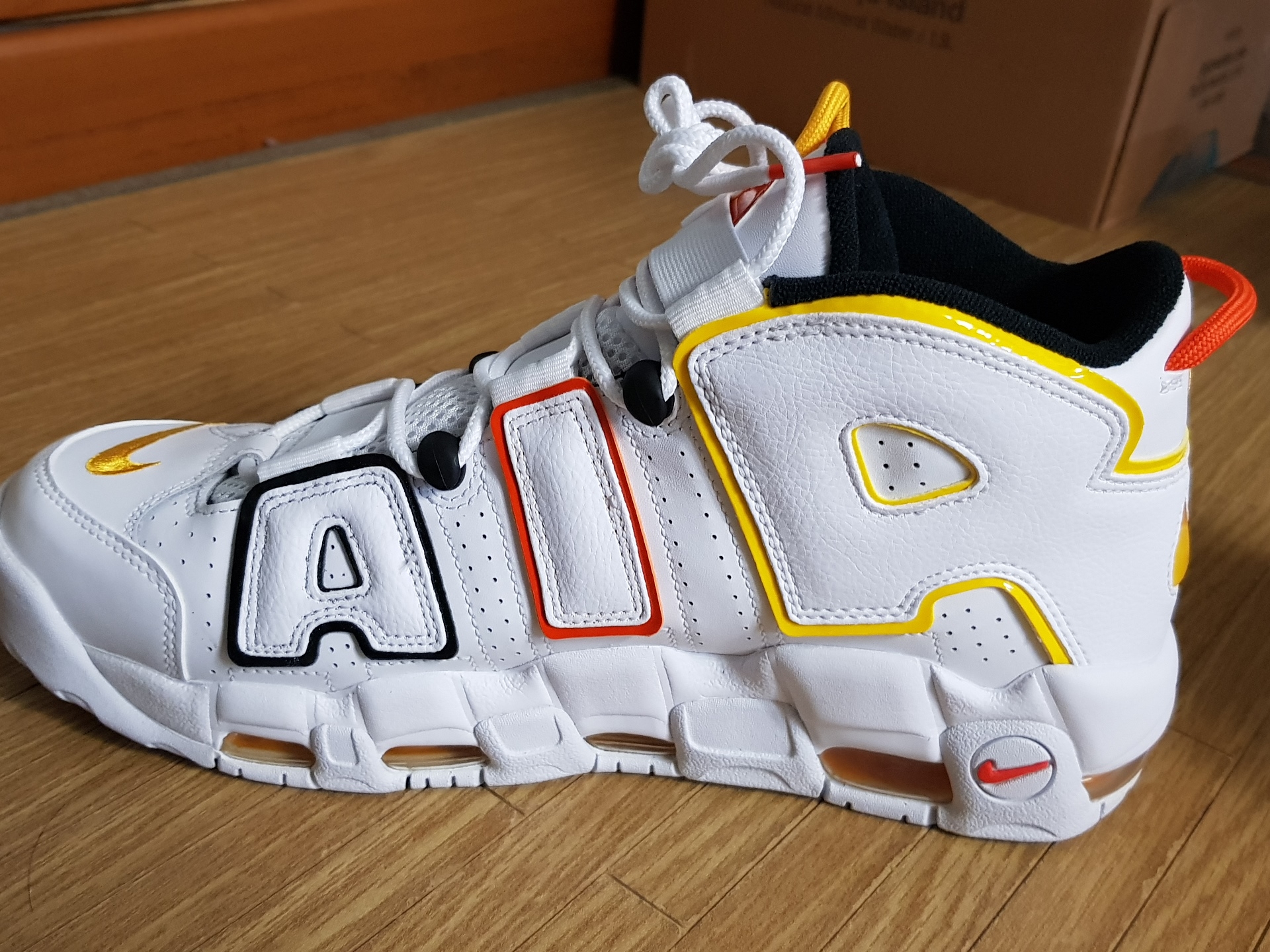 Nike Air More Uptempo Rayguns 착용 스타일 - 1