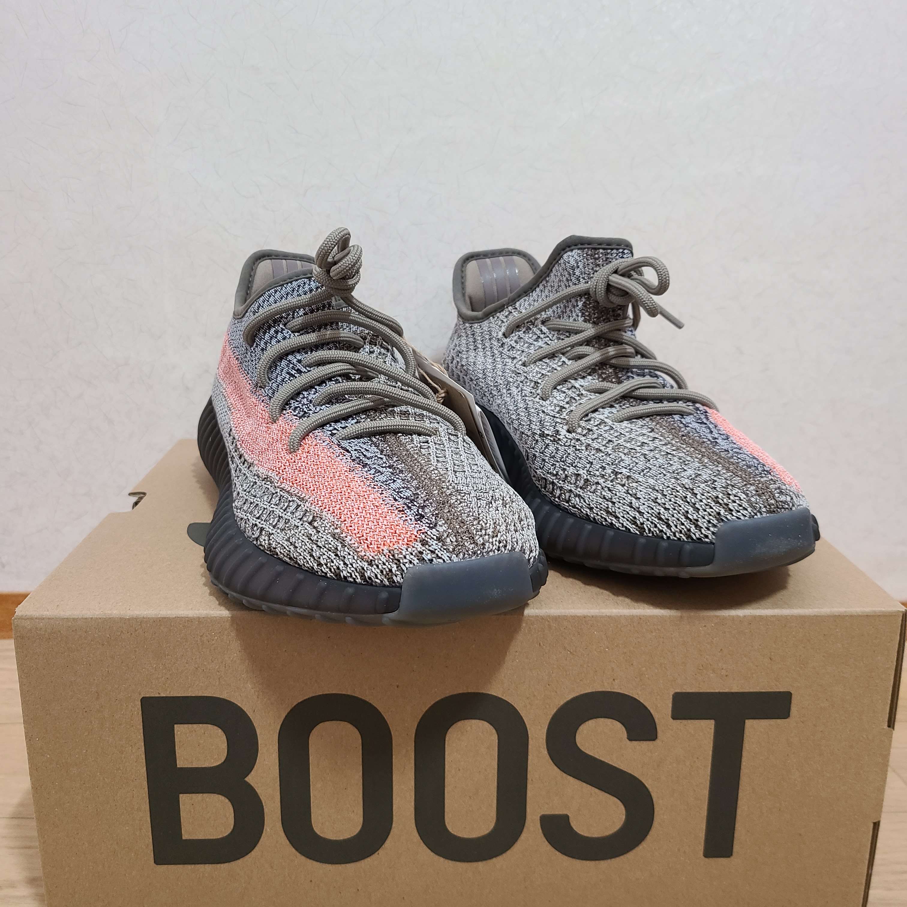 Adidas Yeezy Boost 350 V2 Ash Stone 착용 스타일 - 1