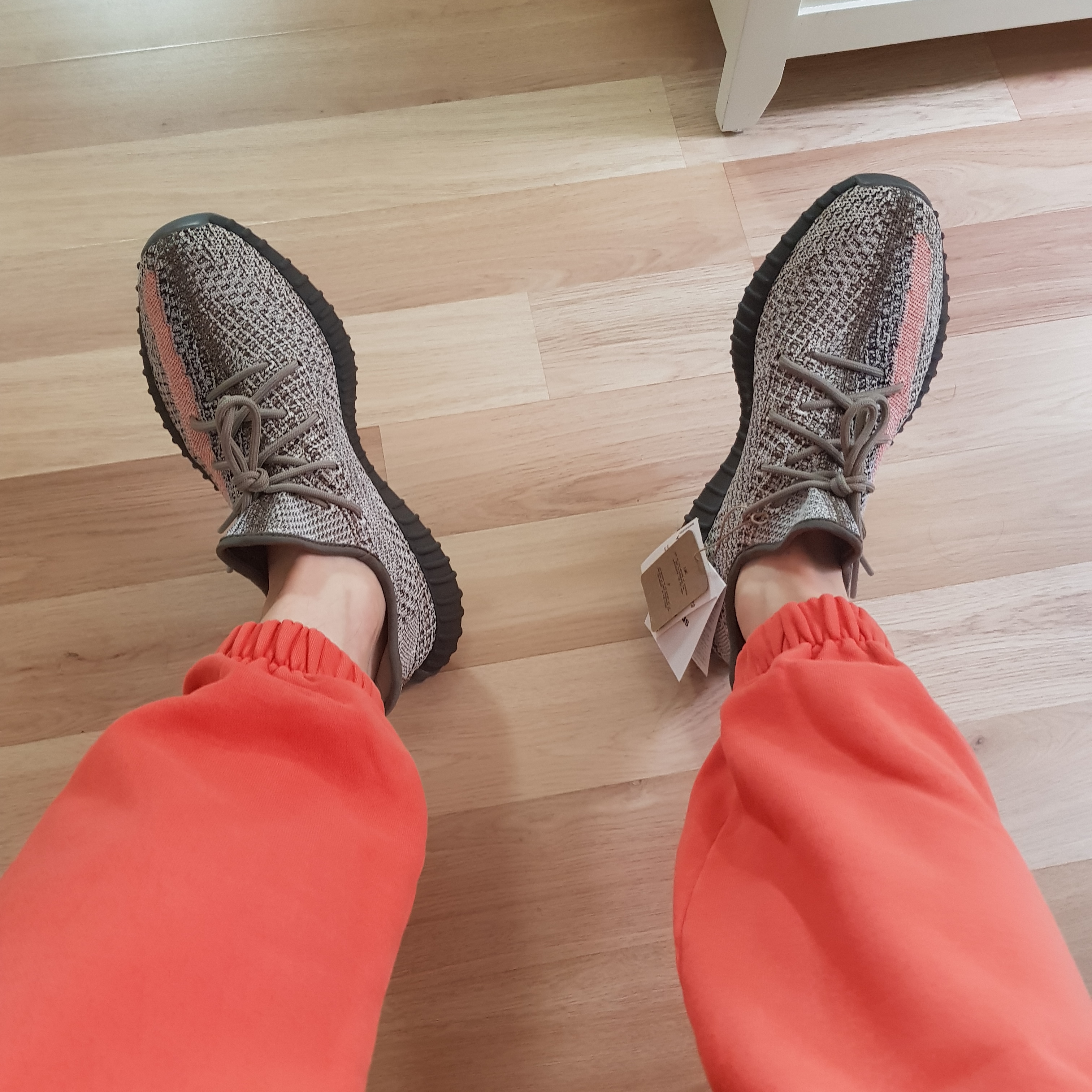 Adidas Yeezy Boost 350 V2 Ash Stone 착용 스타일 - 2