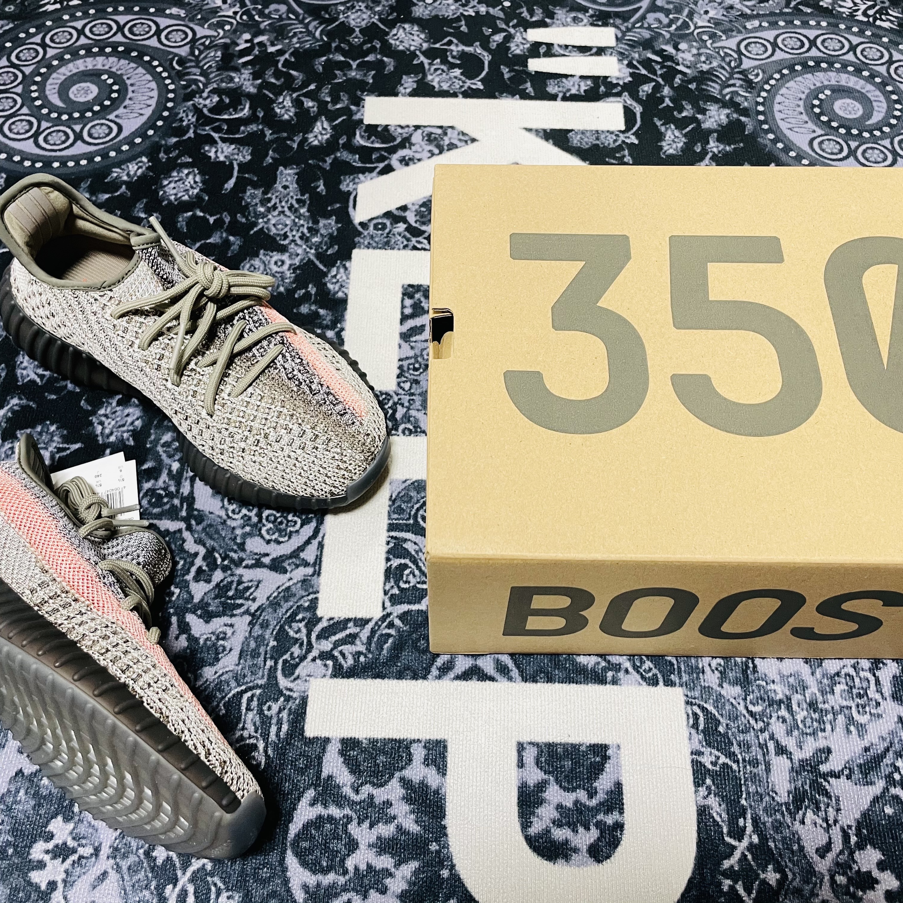 Adidas Yeezy Boost 350 V2 Ash Stone 착용 스타일