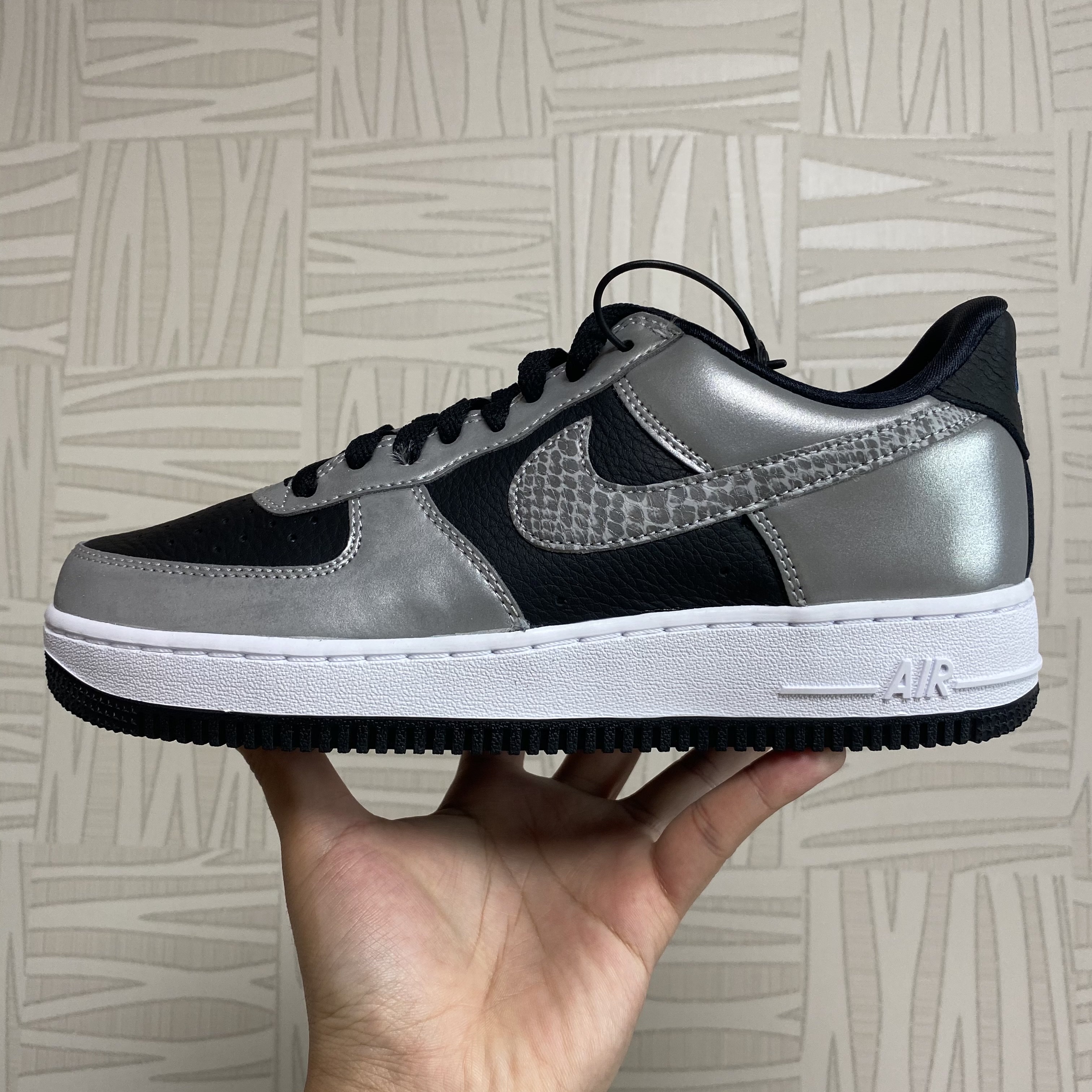 Nike Air Force 1 B Silver Snake 착용 스타일 - 1