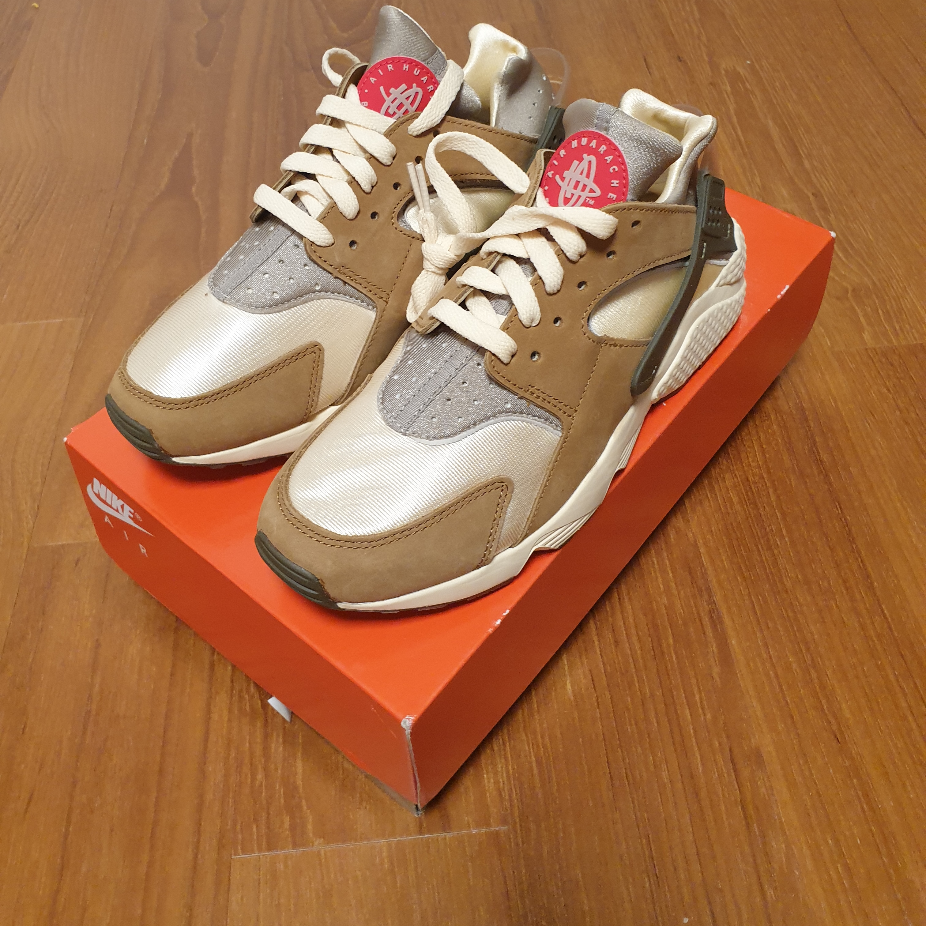 Nike x Stussy Air Huarache LE Desert Oak 착용 스타일 - 2