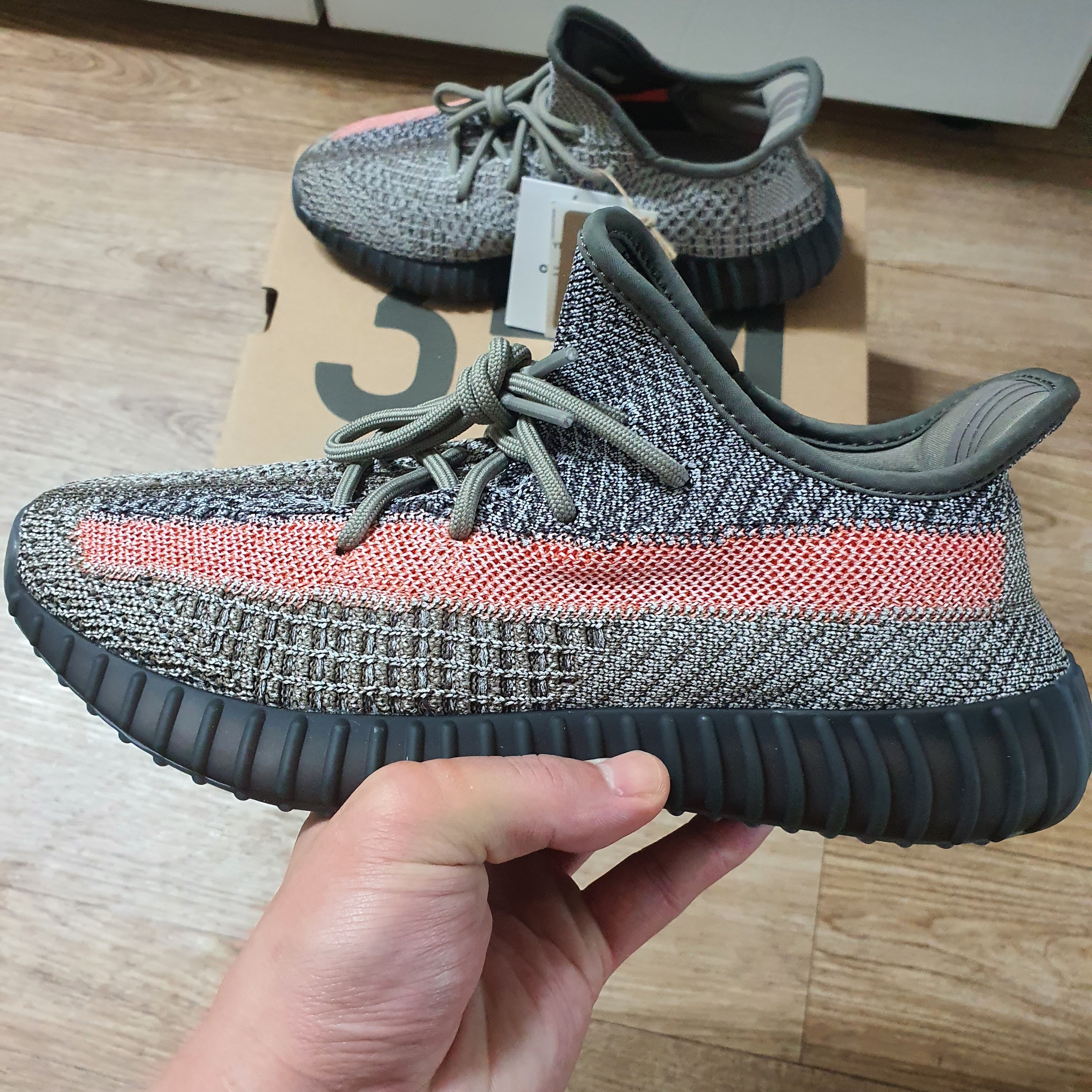 Adidas Yeezy Boost 350 V2 Ash Stone 착용 스타일 - 1