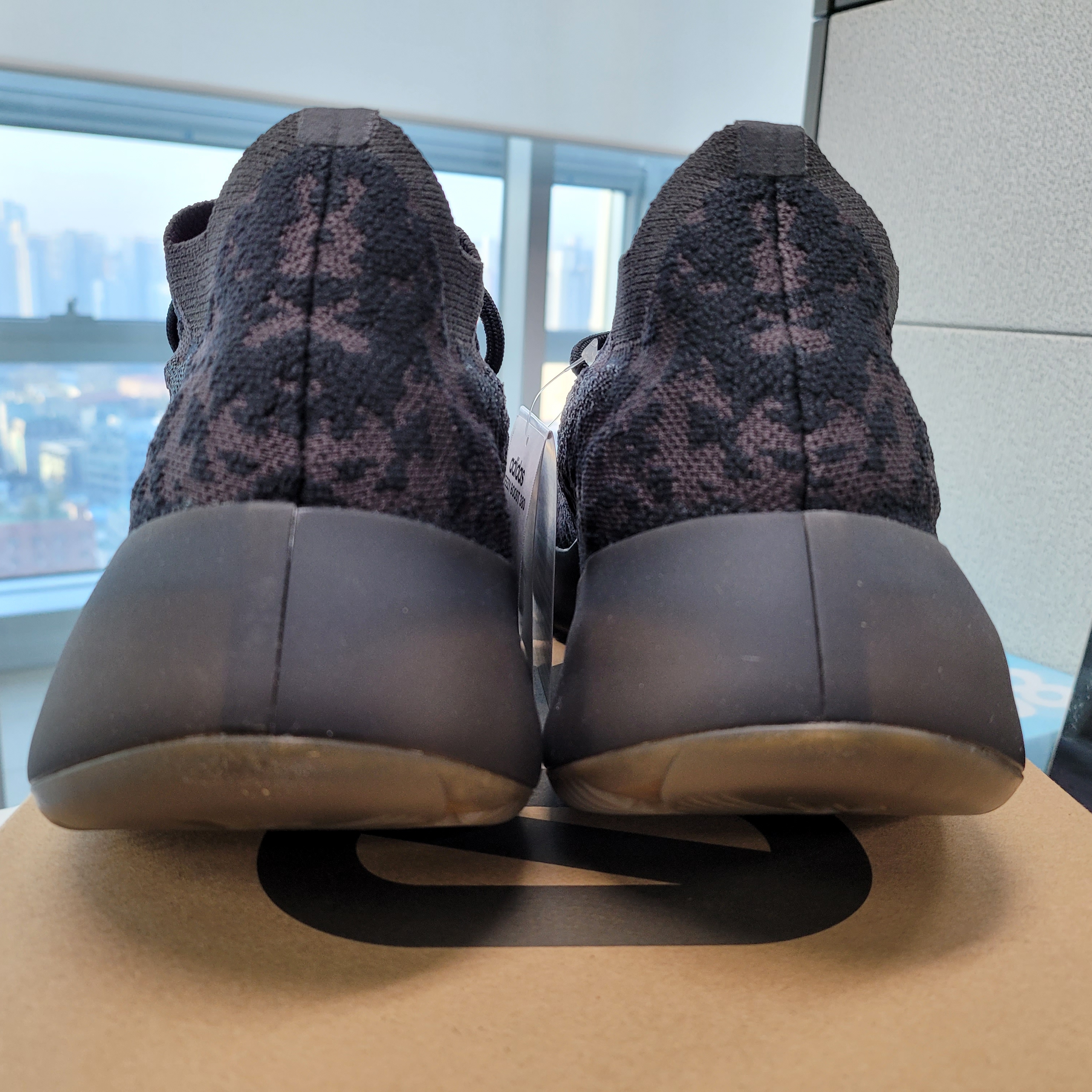 Adidas Yeezy Boost 380 Onyx - Non-Reflective 착용 스타일 - 3