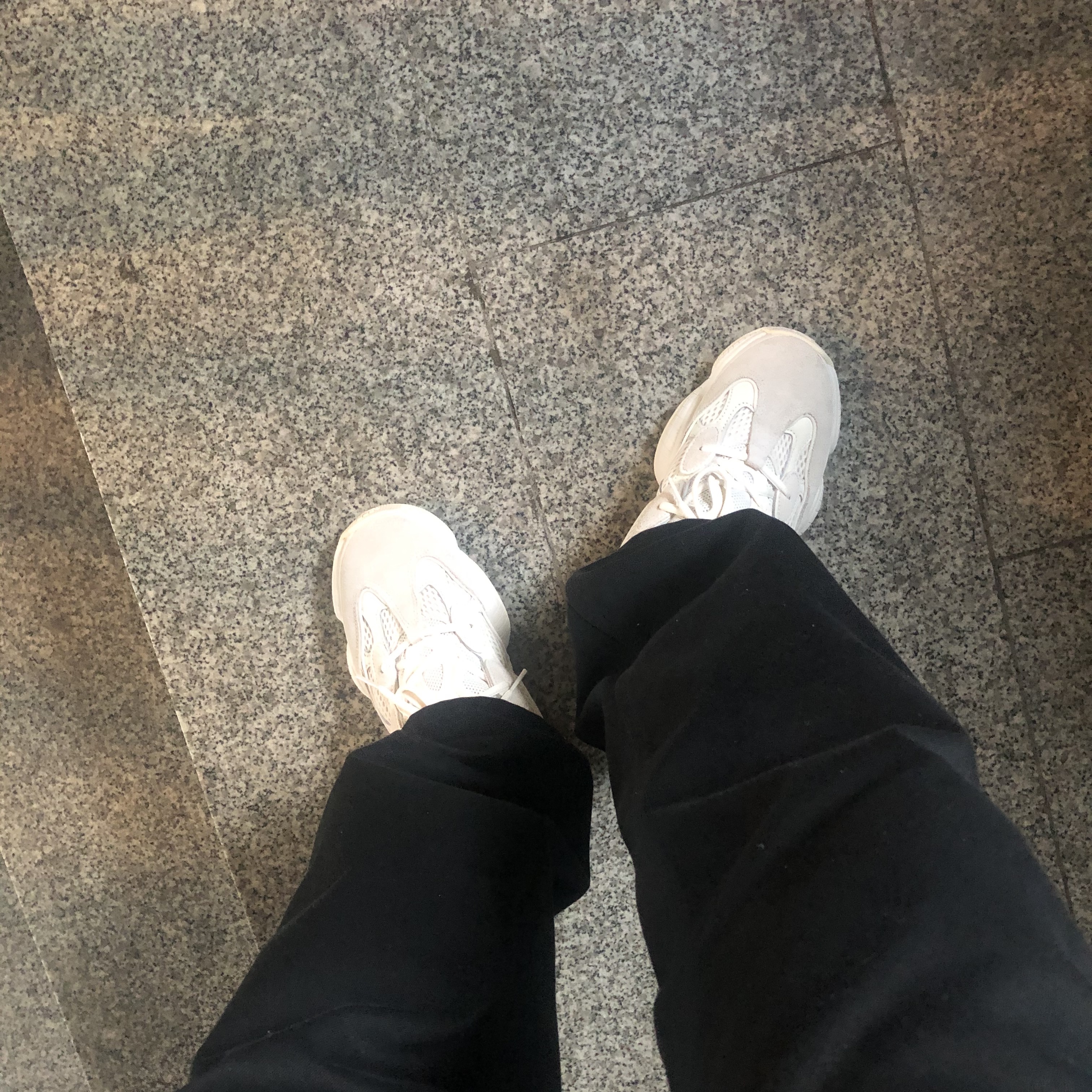 Adidas Yeezy 500 Bone White 착용 스타일