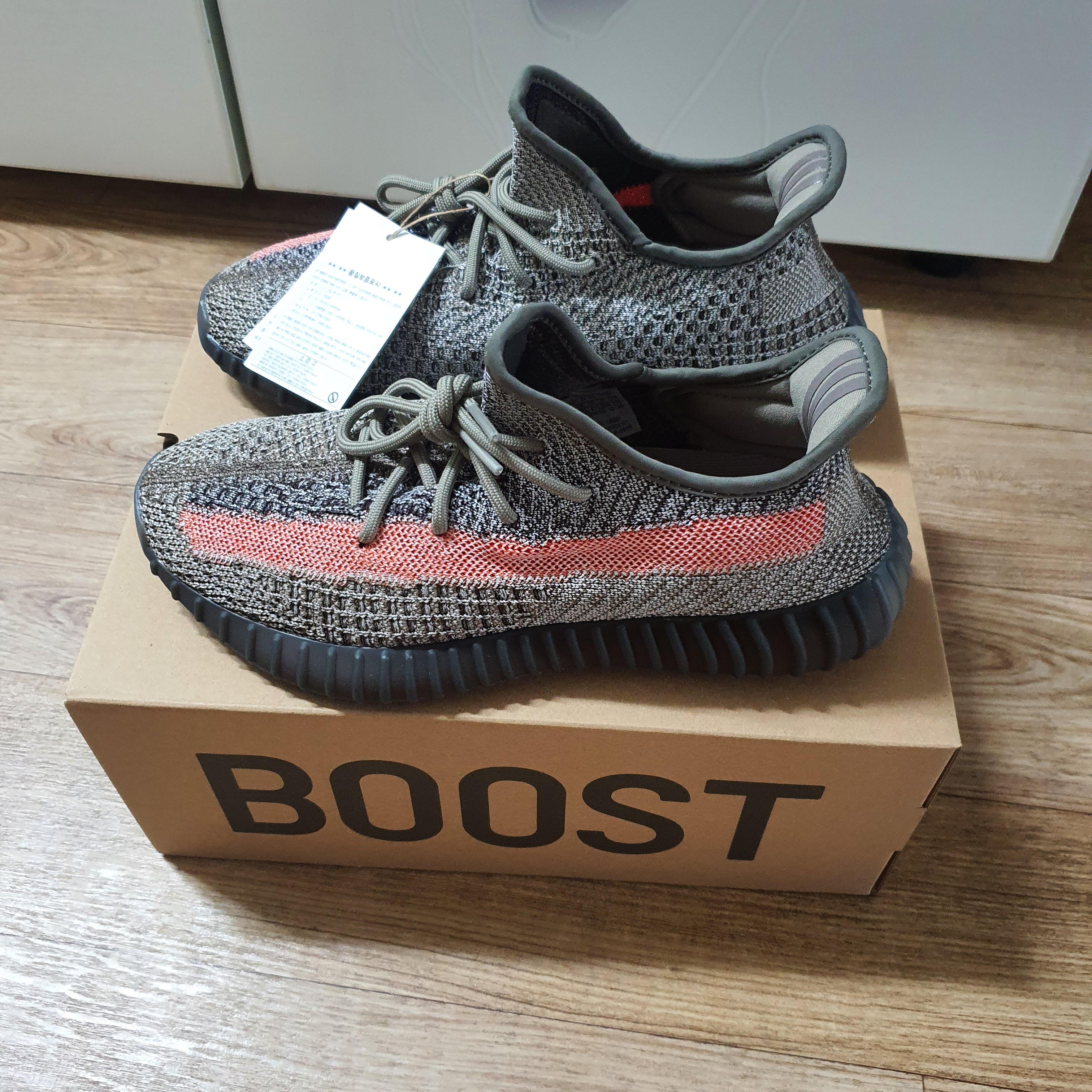 Adidas Yeezy Boost 350 V2 Ash Stone 착용 스타일 - 2