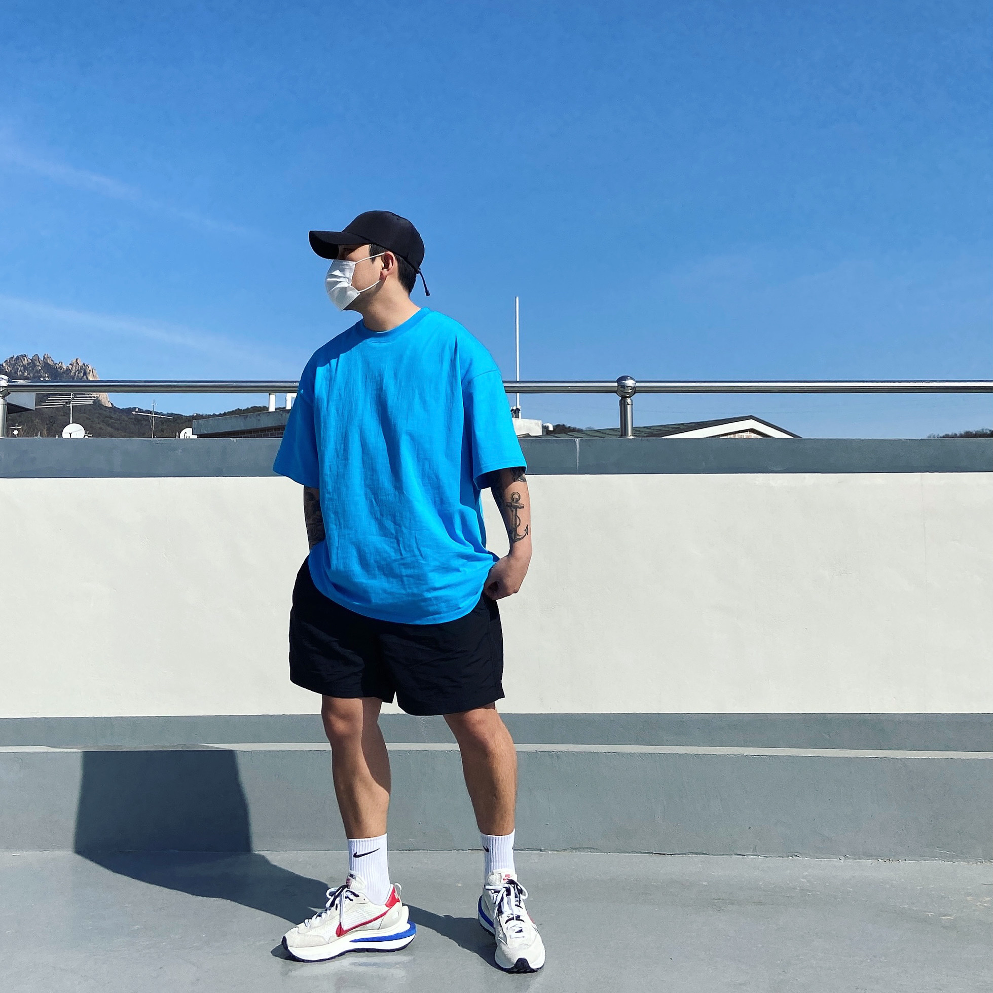 Nike x Sacai VaporWaffle Royal Fuchsia 착용 스타일