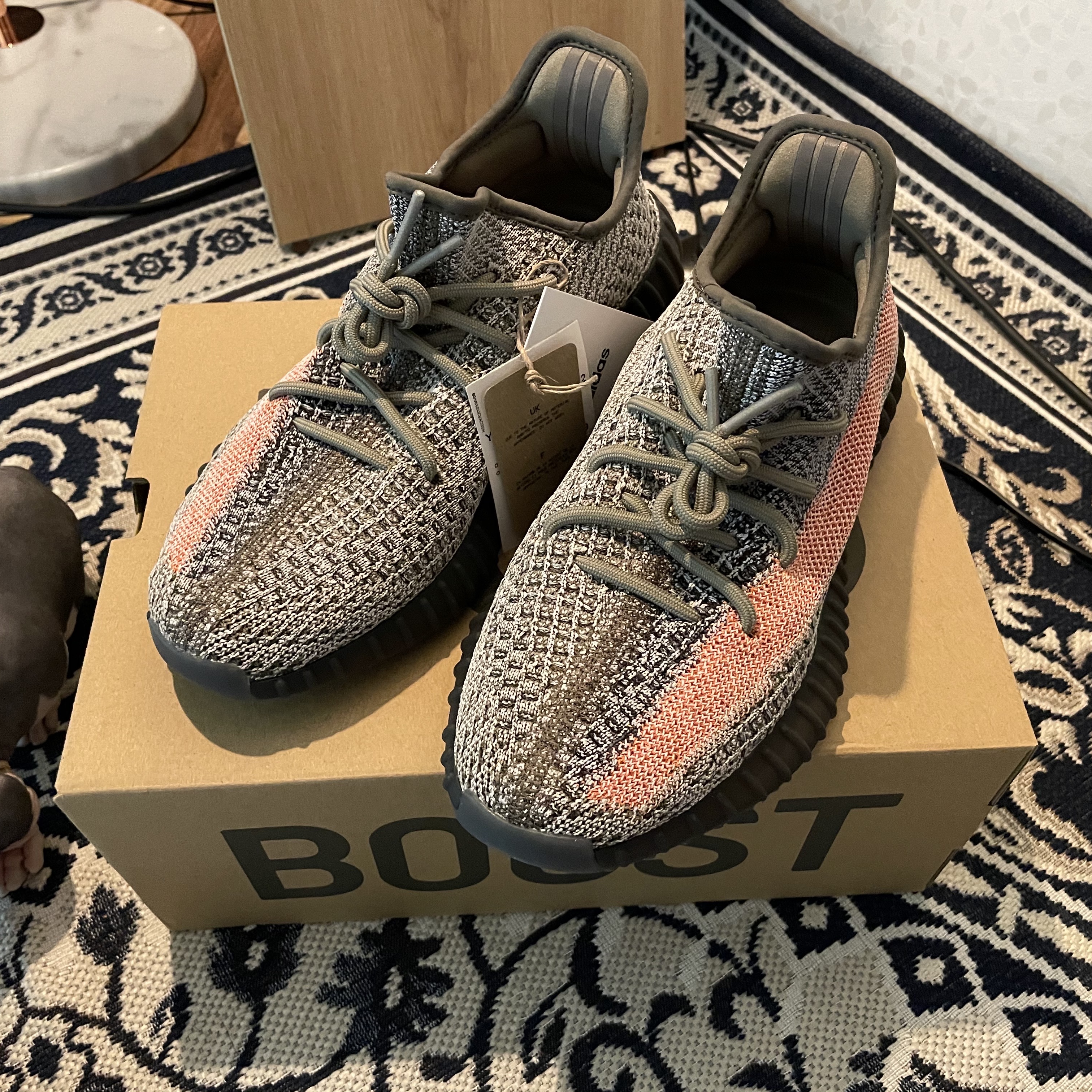 Adidas Yeezy Boost 350 V2 Ash Stone 착용 스타일