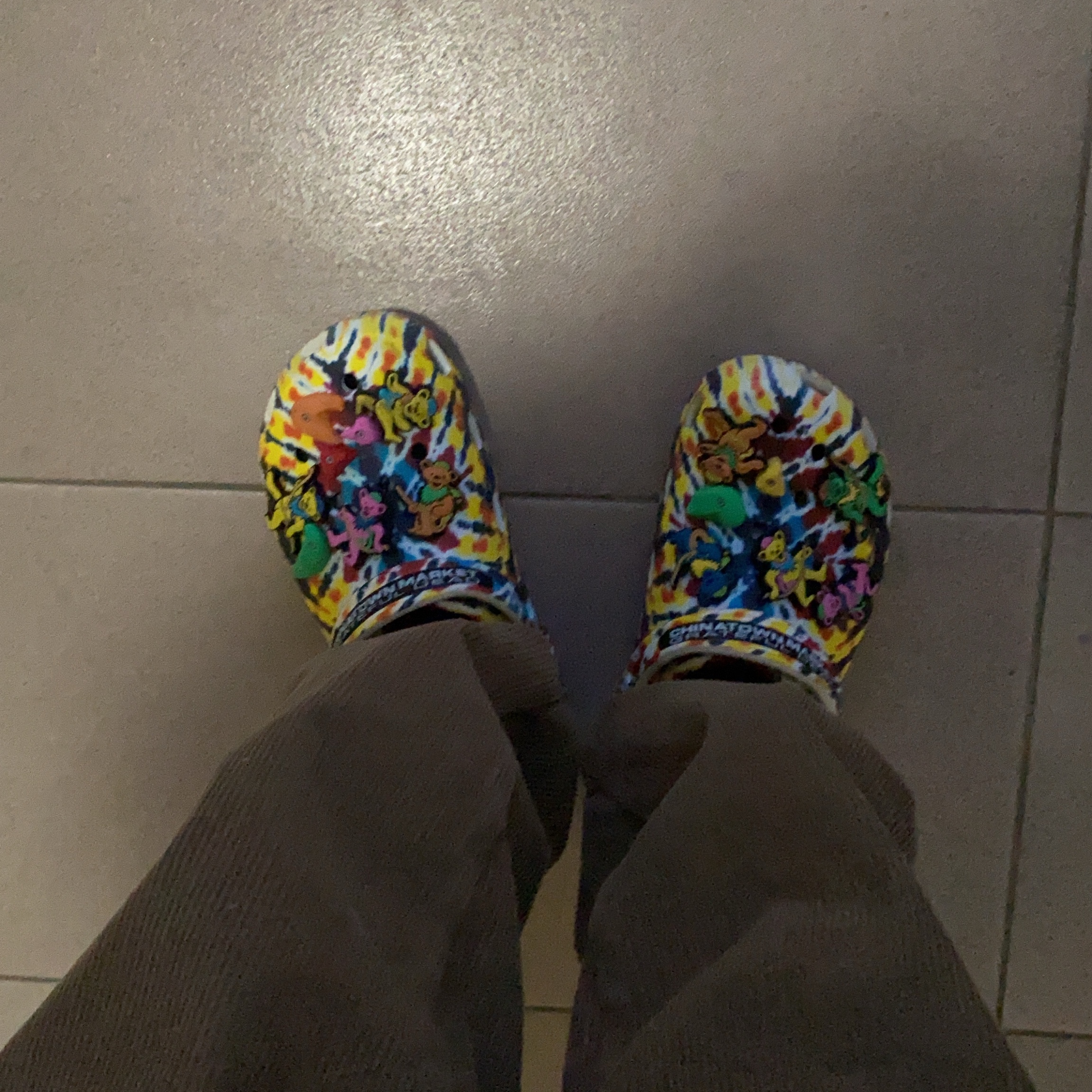Crocs x Grateful Dead x Chinatown Market Classic Clog Tie-Dye 착용 스타일