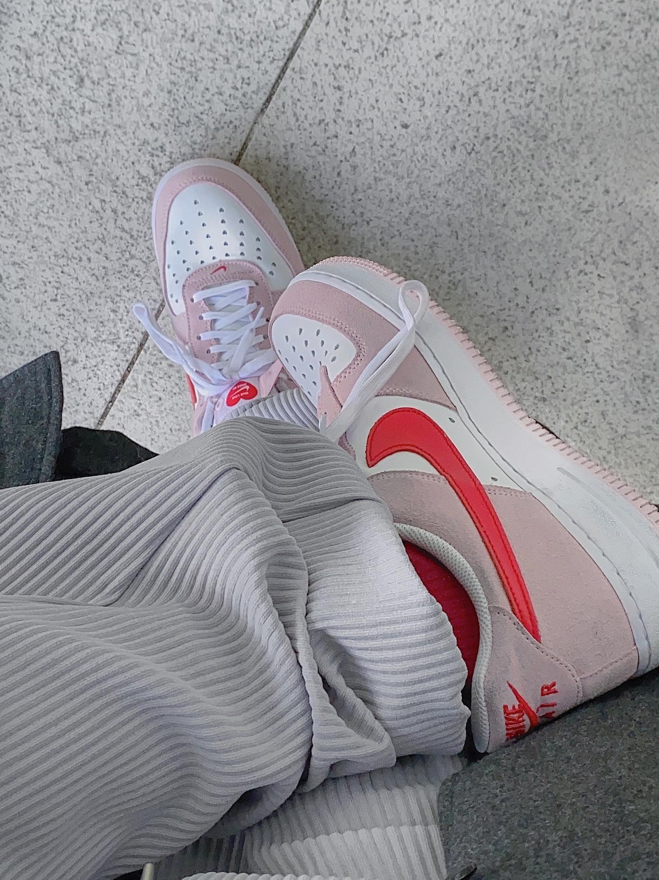 Nike x Stussy Cuff Beanie Black, Nike Air Force 1 '07 QS Valentine's Day 착용 스타일 - 3