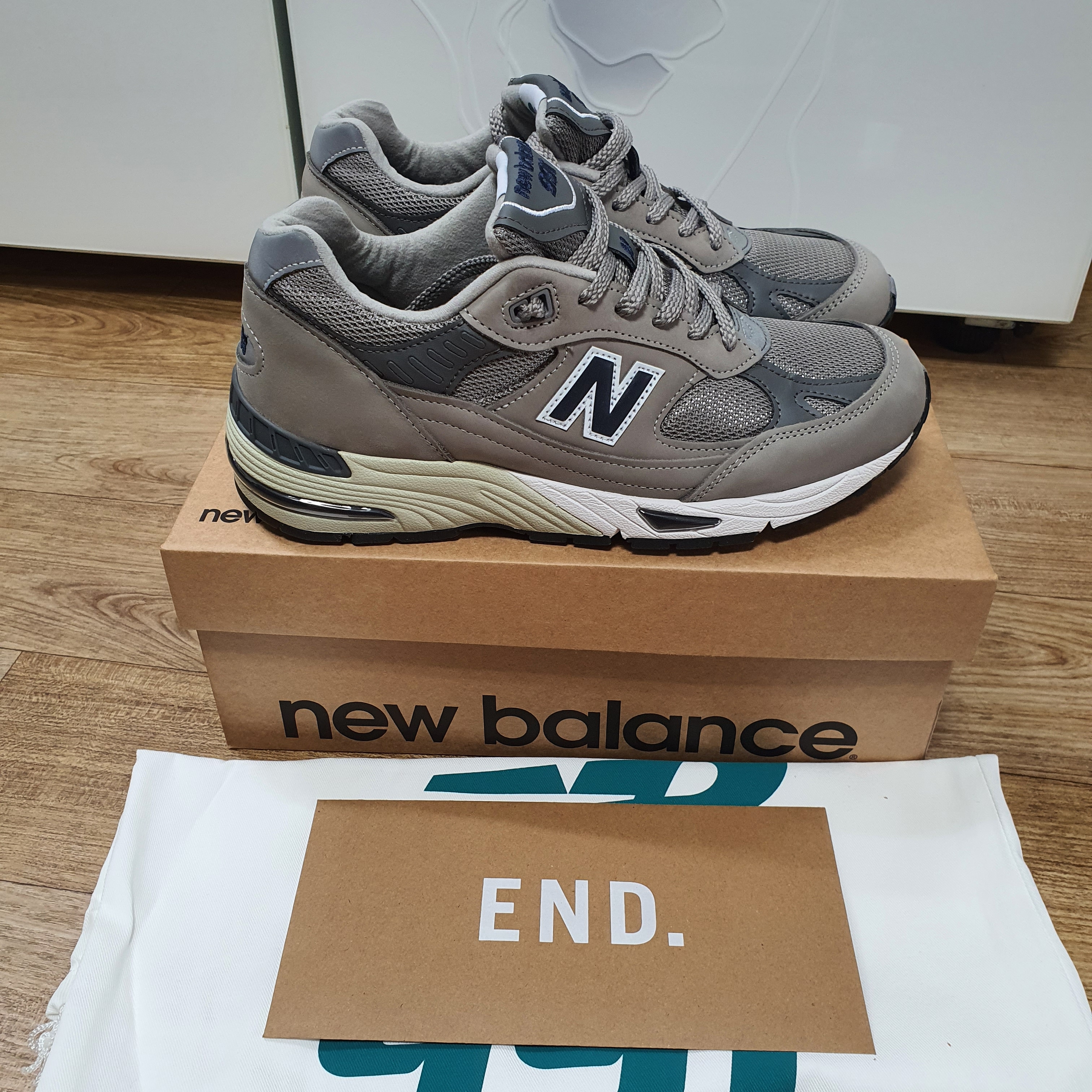 New Balance 991 Made in UK 20th Anniversary Grey 착용 스타일 - 3