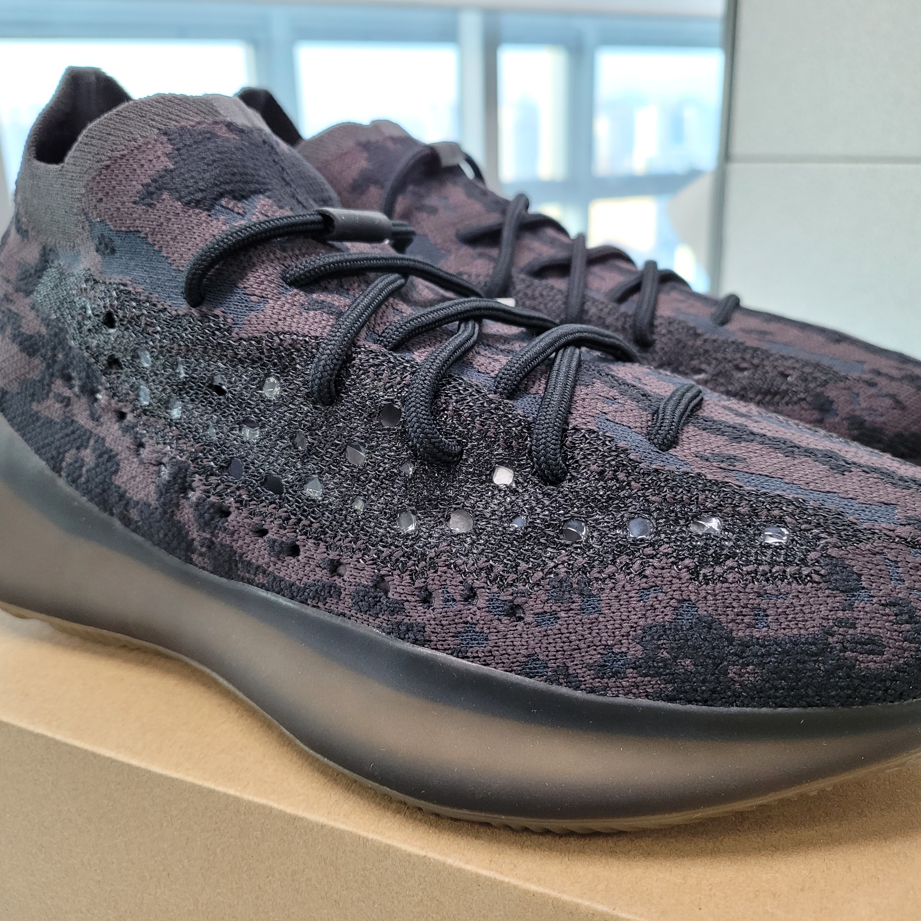 Adidas Yeezy Boost 380 Onyx - Non-Reflective 착용 스타일 - 2