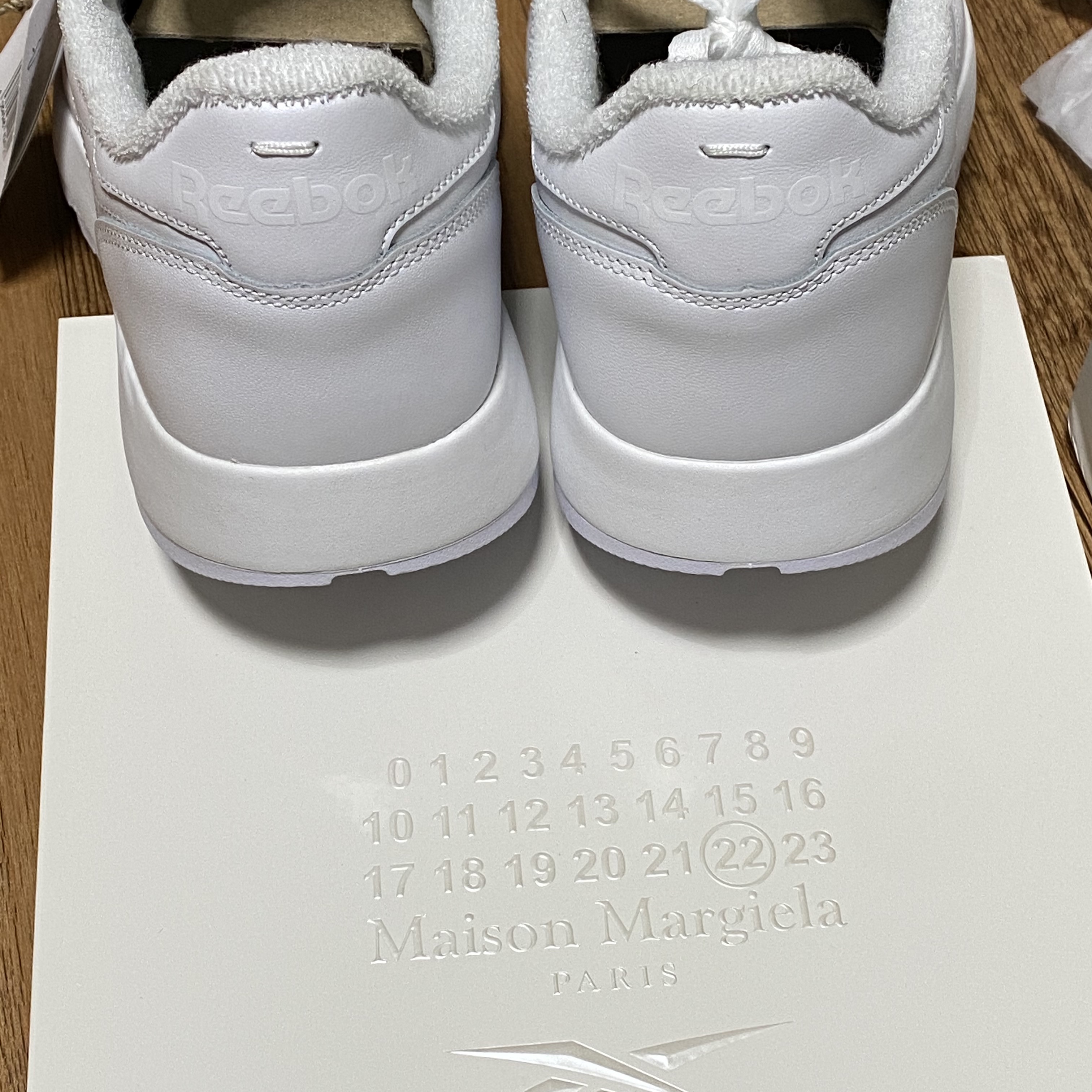 Reebok x Maison Margiela Classic Leather Tabi Shoes White 착용 스타일 - 2