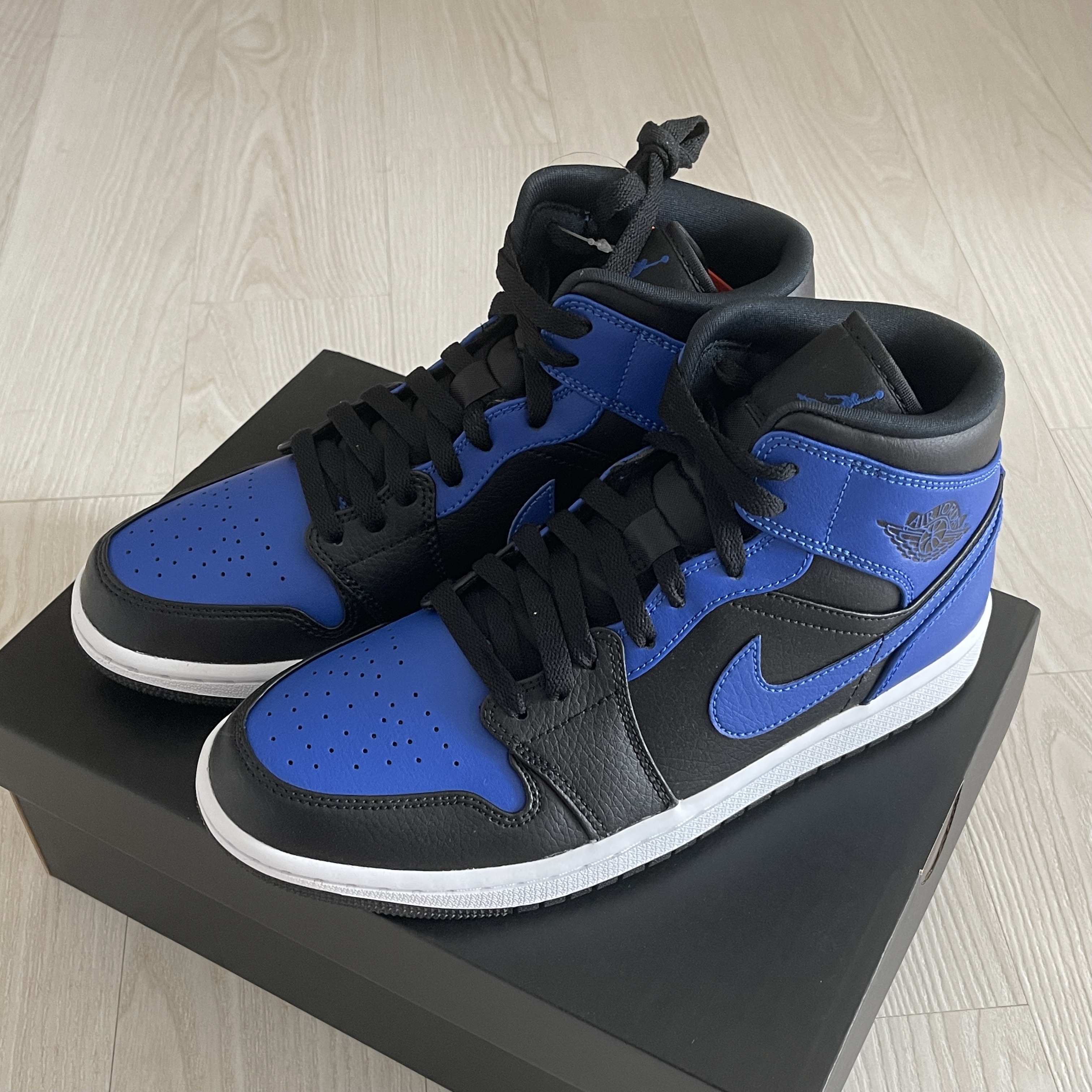 Jordan 1 Mid Black Hyper Royal 착용 스타일
