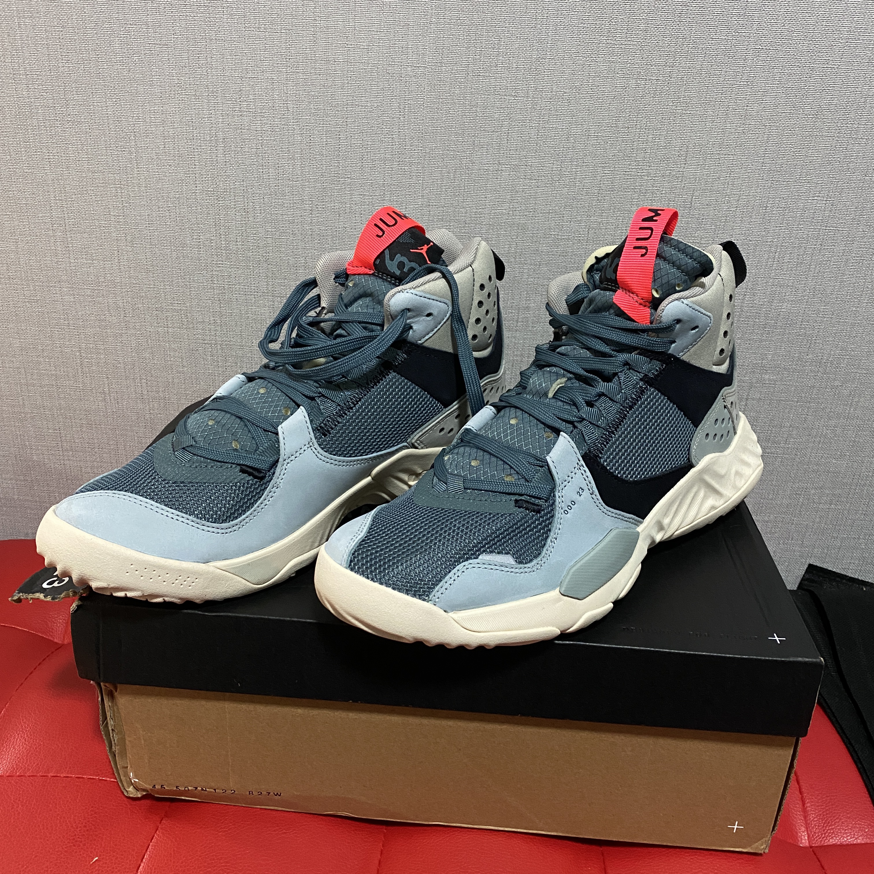 Jordan Delta Mid Hasta Bright Crimson 착용 스타일 - 2