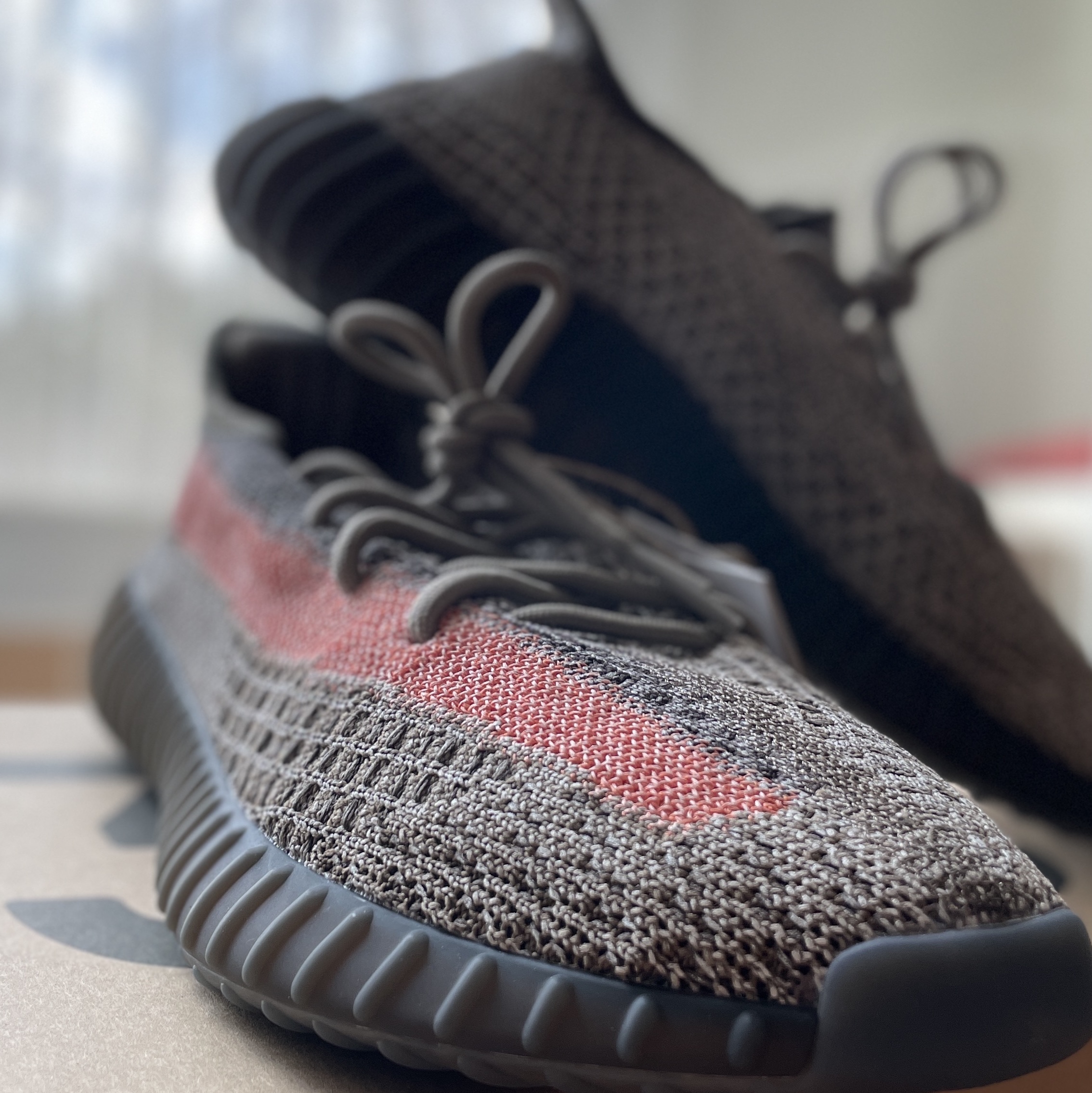 Adidas Yeezy Boost 350 V2 Ash Stone 착용 스타일