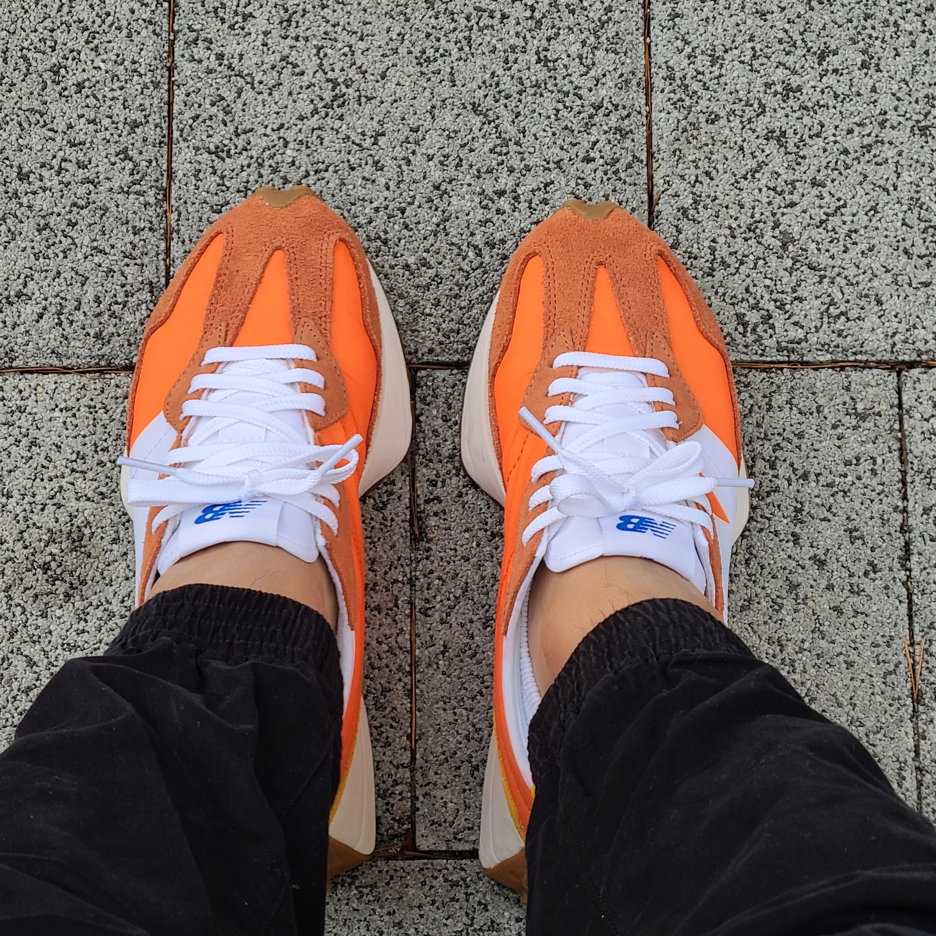 New Balance 327 Orange 착용 스타일