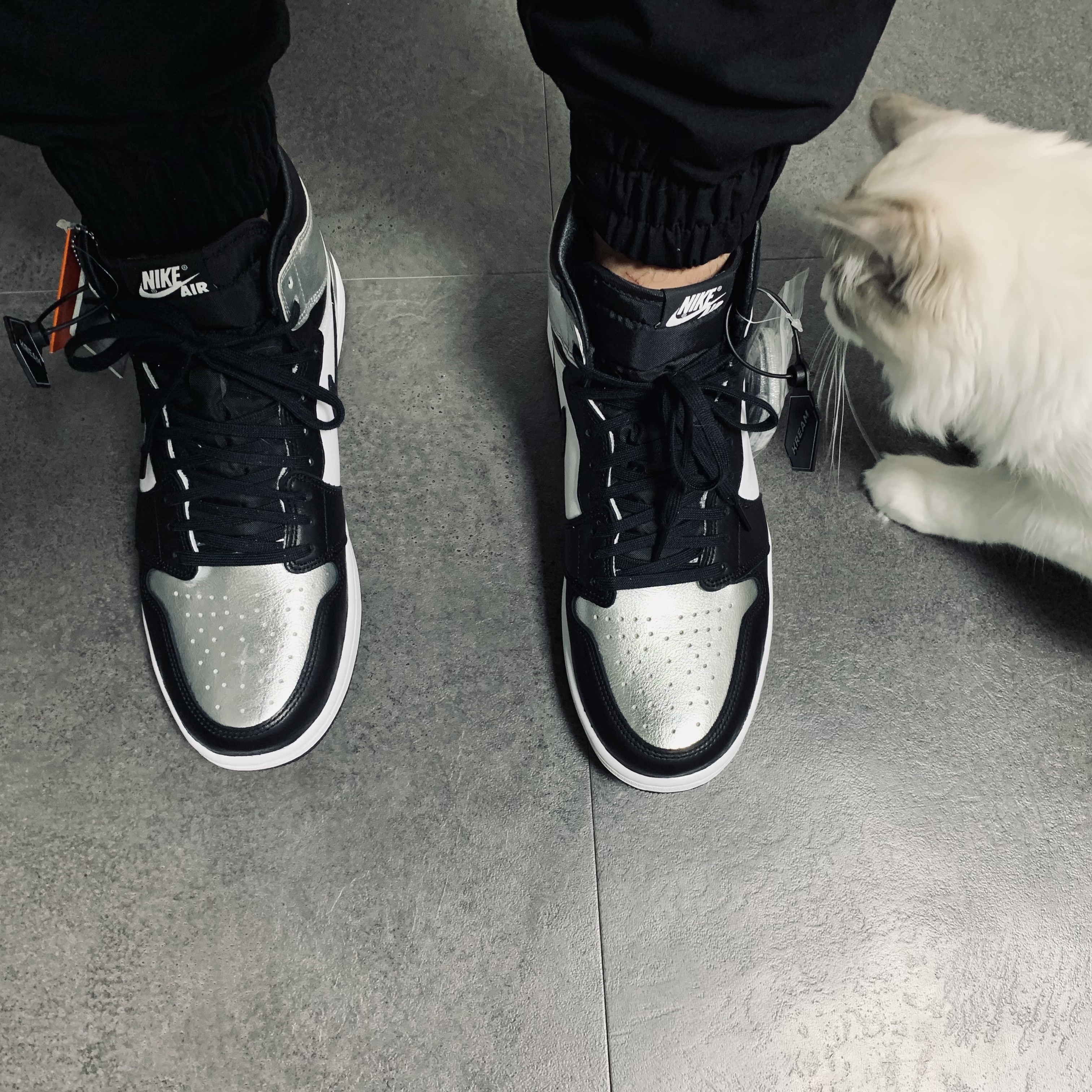 (W) Jordan 1 Retro High OG Silver Toe, Jordan 1 Retro High OG Gym Red 착용 스타일 - 2