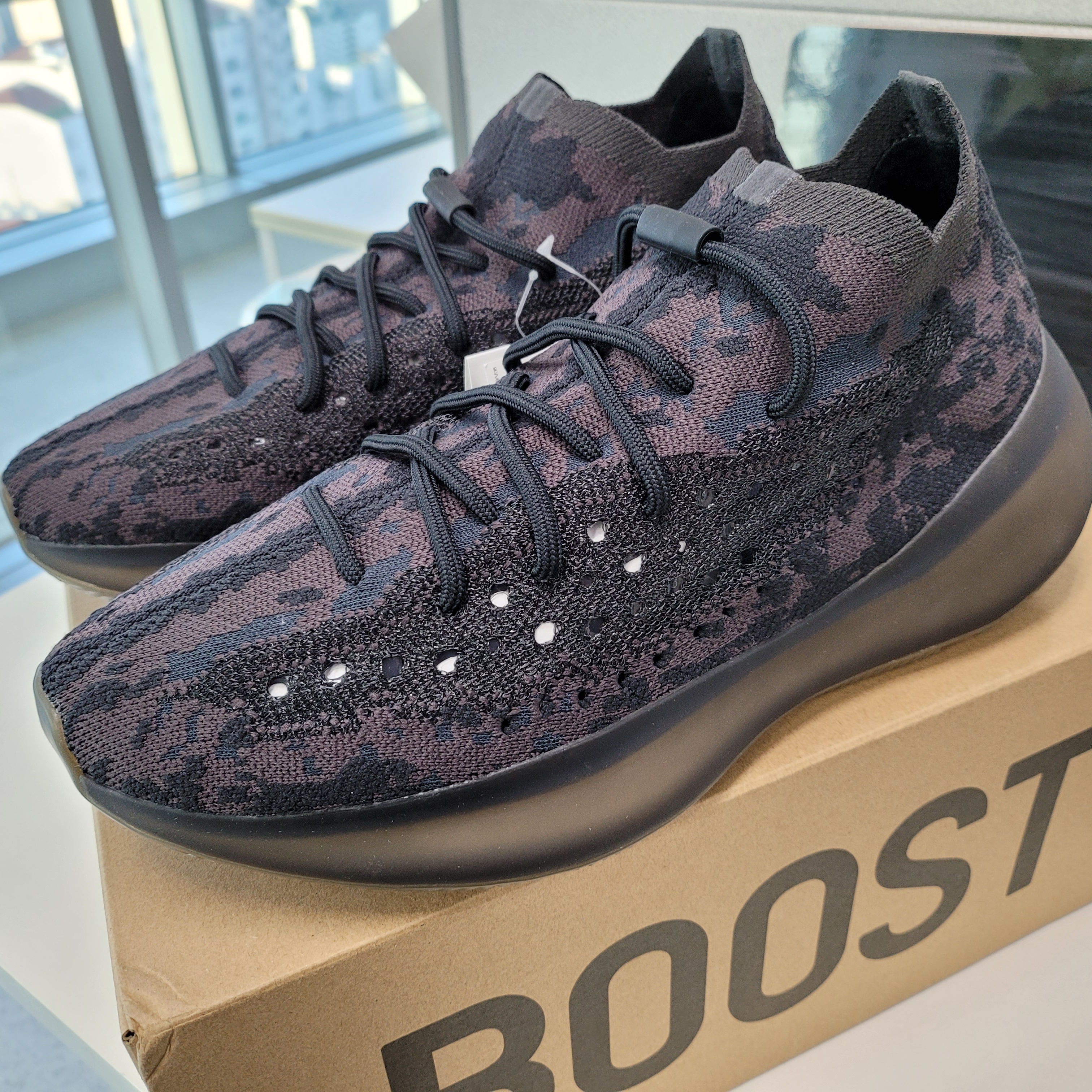 Adidas Yeezy Boost 380 Onyx - Non-Reflective 착용 스타일 - 1