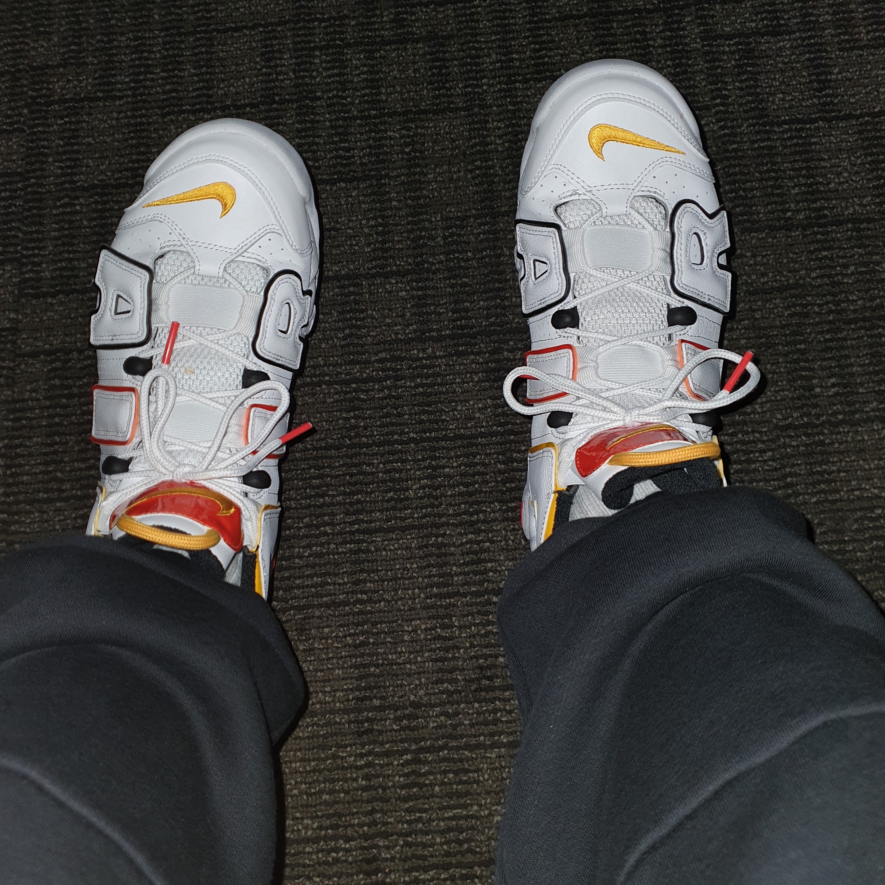 Nike Air More Uptempo Rayguns, Jordan x Paris Saint-Germain Wing Pants Black White 착용 스타일 - 3