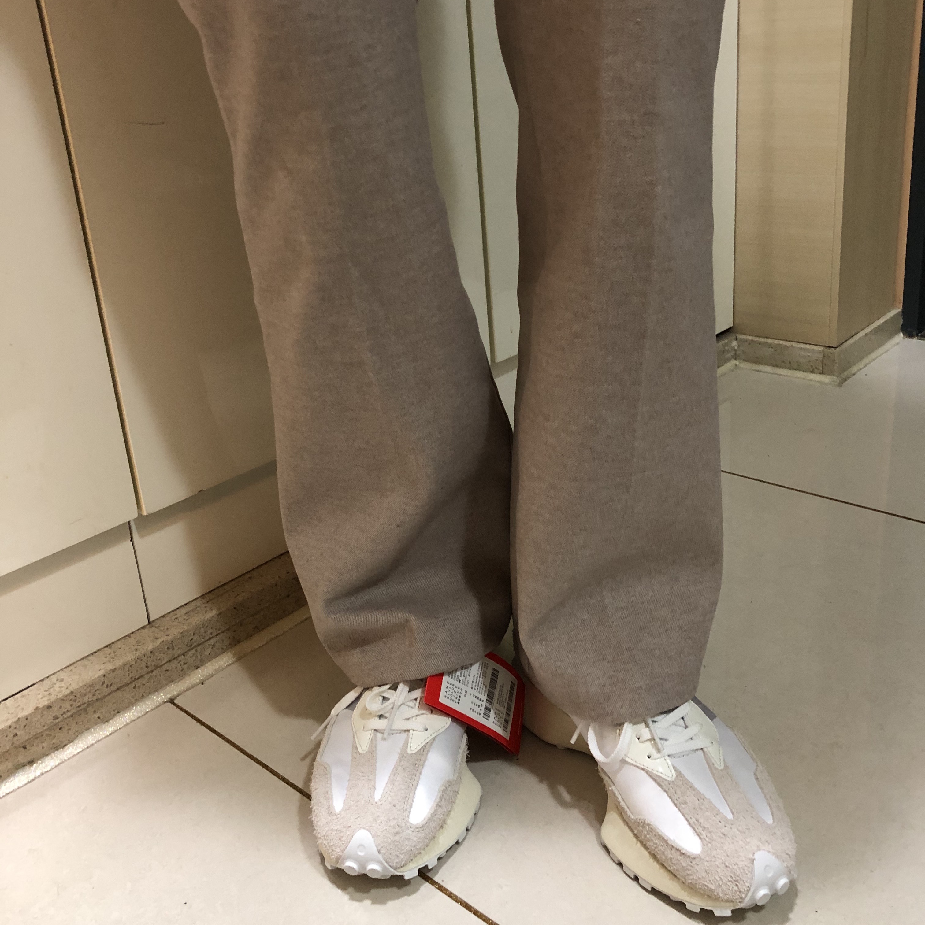 (W) New Balance 327 White Moonbeam 착용 스타일