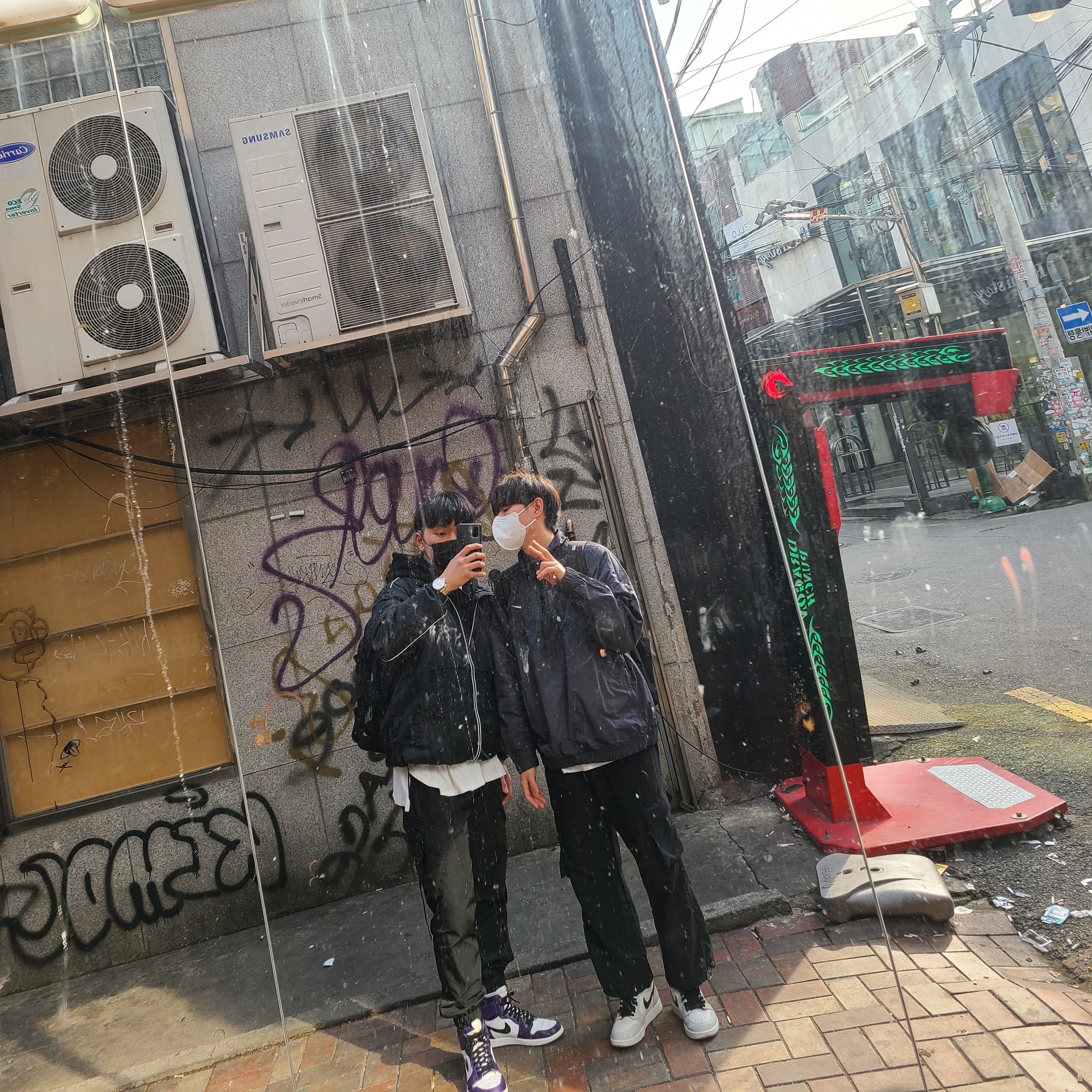 Nike x Stussy Windrunner Jacket Off Noir, Jordan 1 Retro High OG Defiant SB NYC to Paris 착용 스타일 - 2