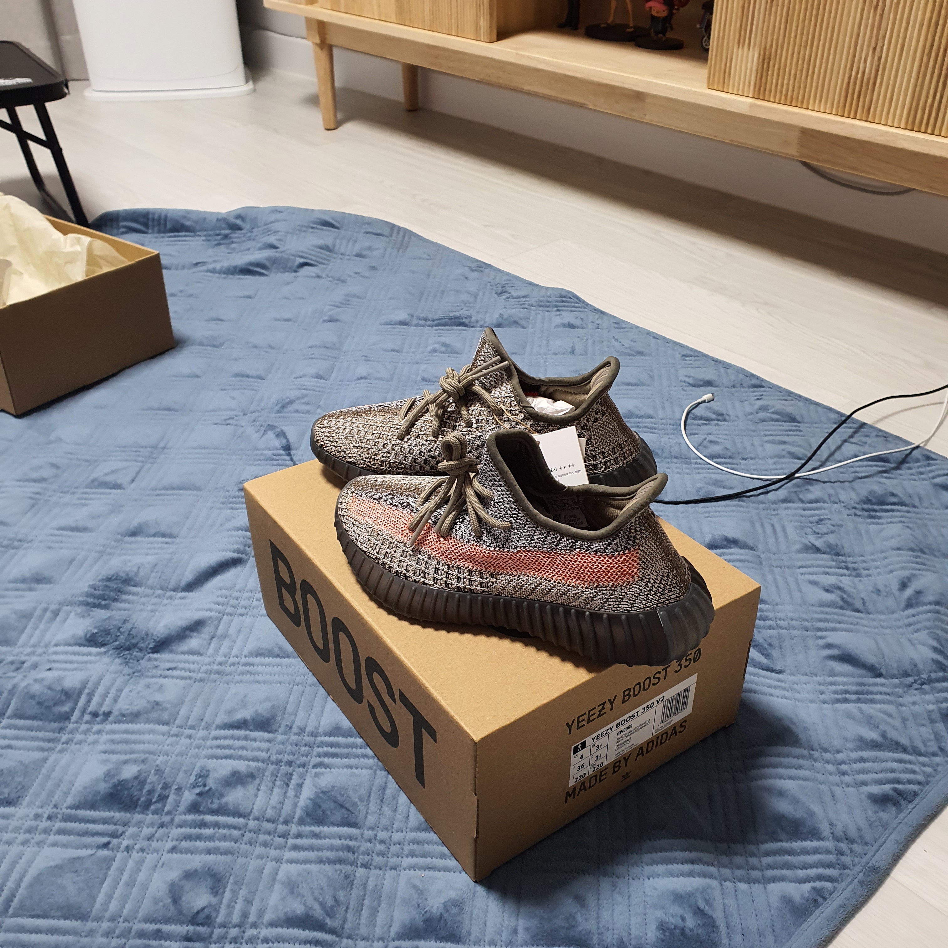 Adidas Yeezy Boost 350 V2 Ash Stone 착용 스타일