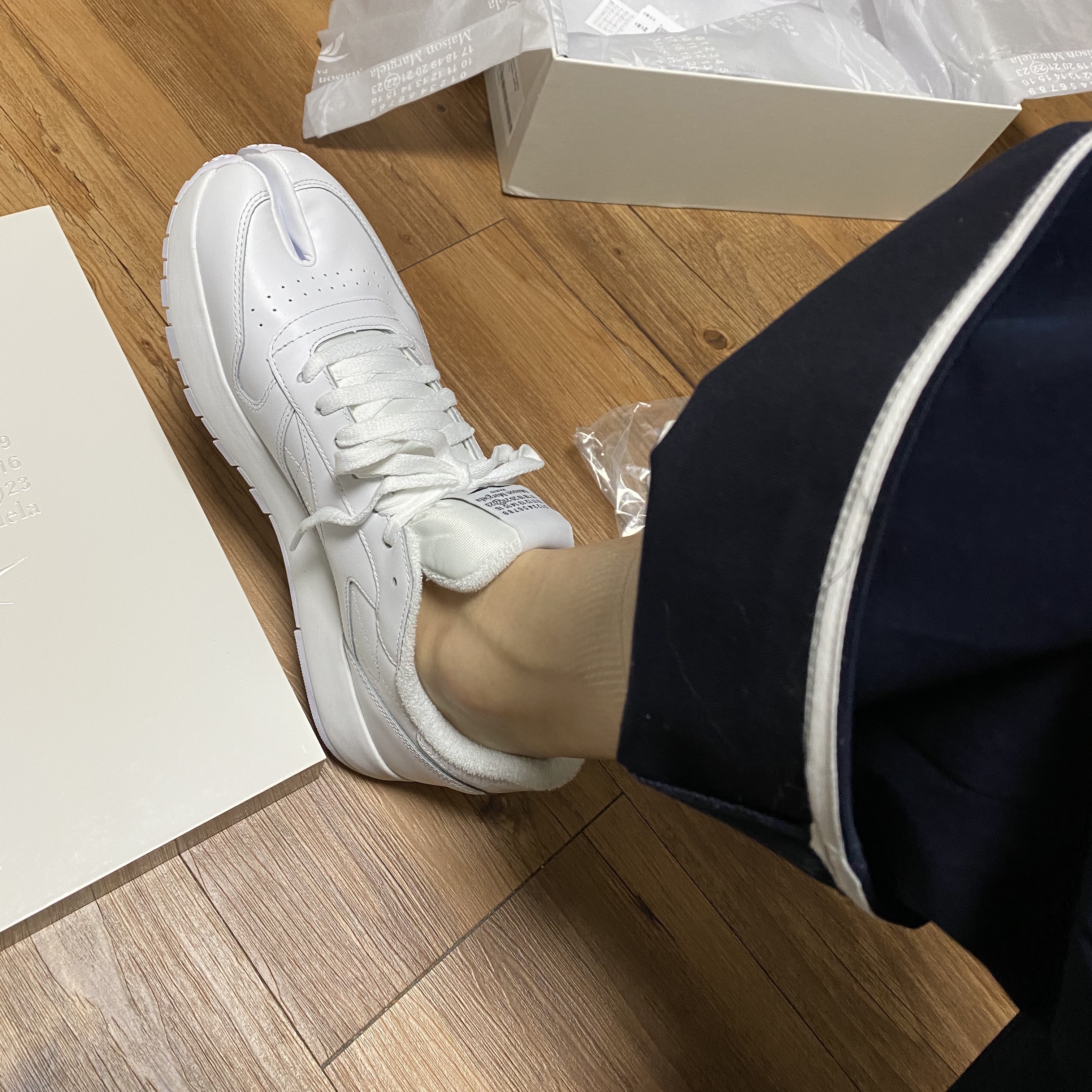 Reebok x Maison Margiela Classic Leather Tabi Shoes White 착용 스타일 - 1
