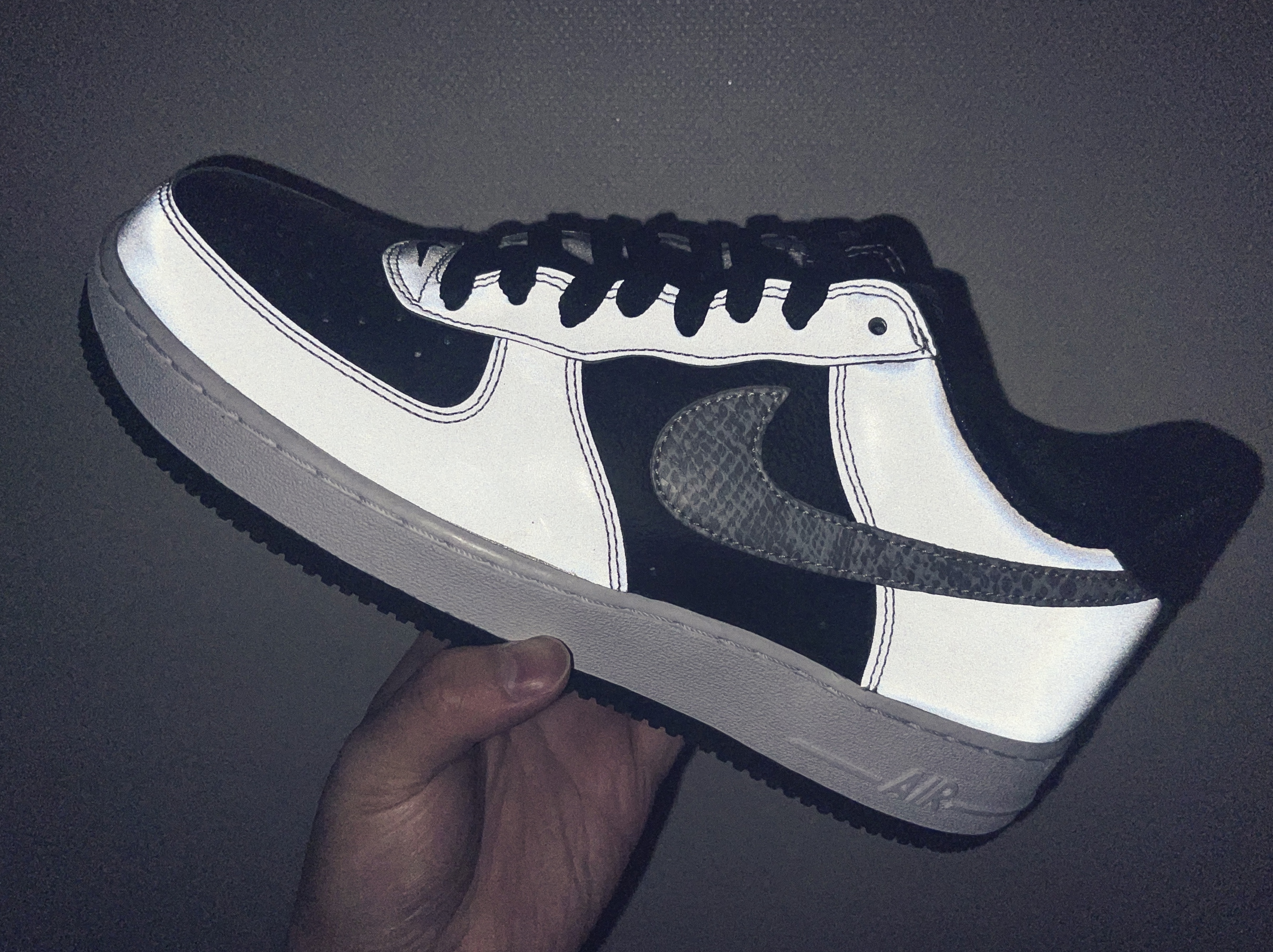 Nike Air Force 1 B Silver Snake 착용 스타일