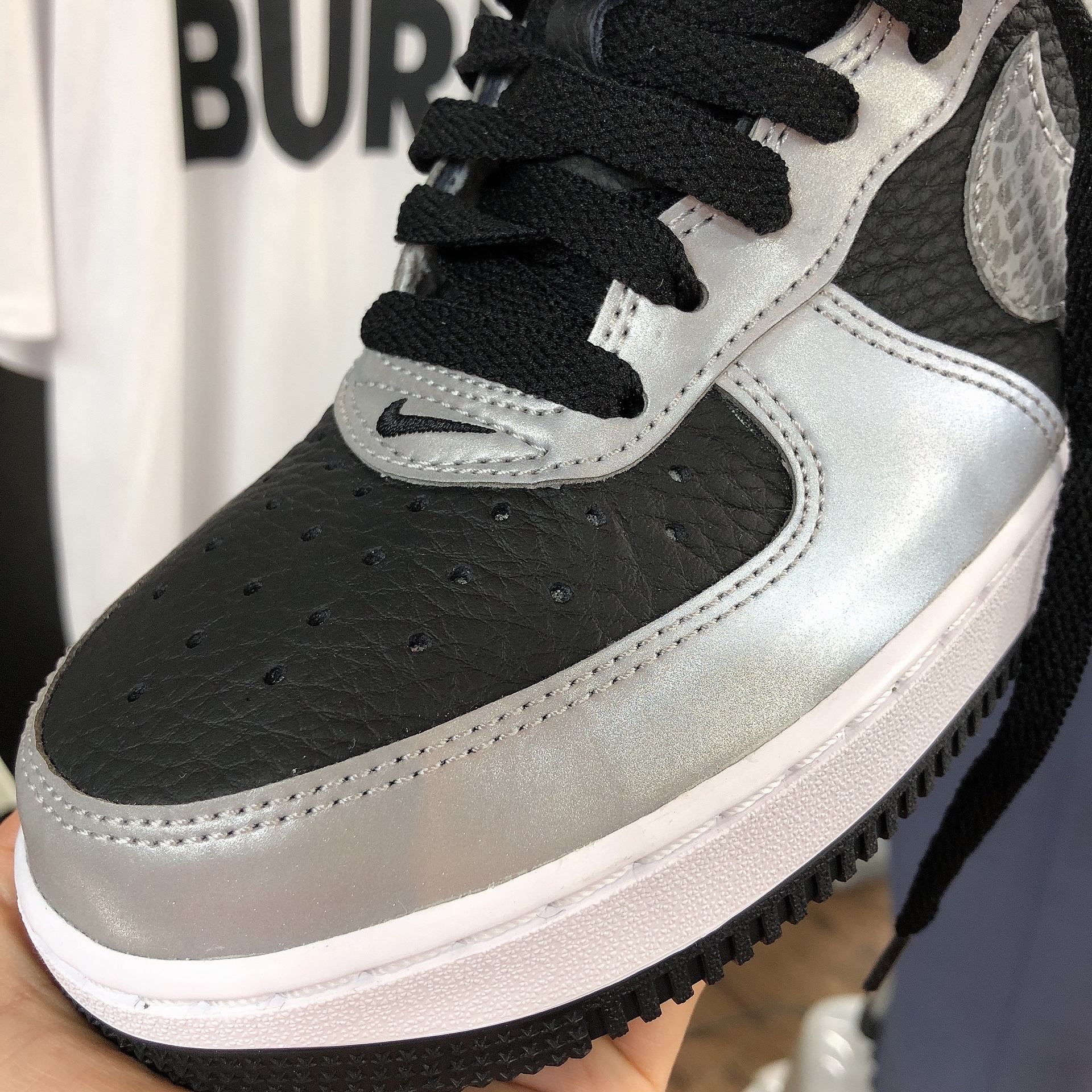 Nike Air Force 1 B Silver Snake 착용 스타일 - 2