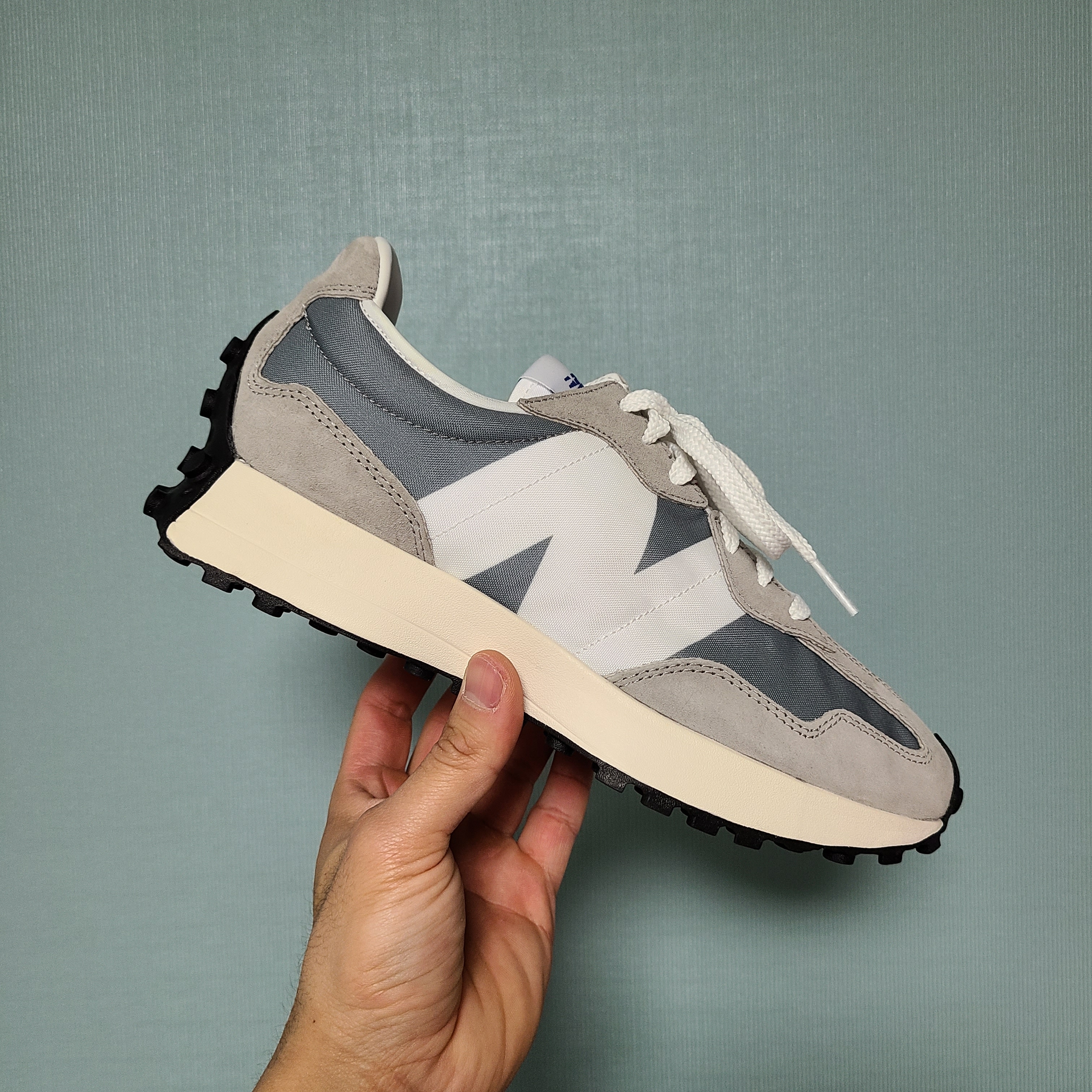 New Balance 327 Grey 착용 스타일