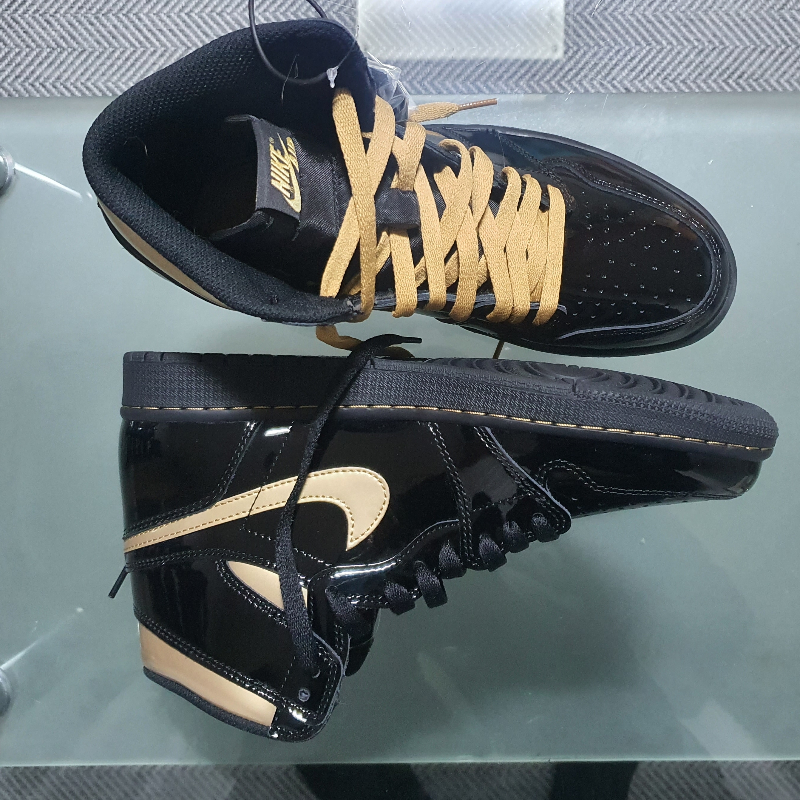 Jordan 1 Retro High OG Metallic Gold 착용 스타일 - 1