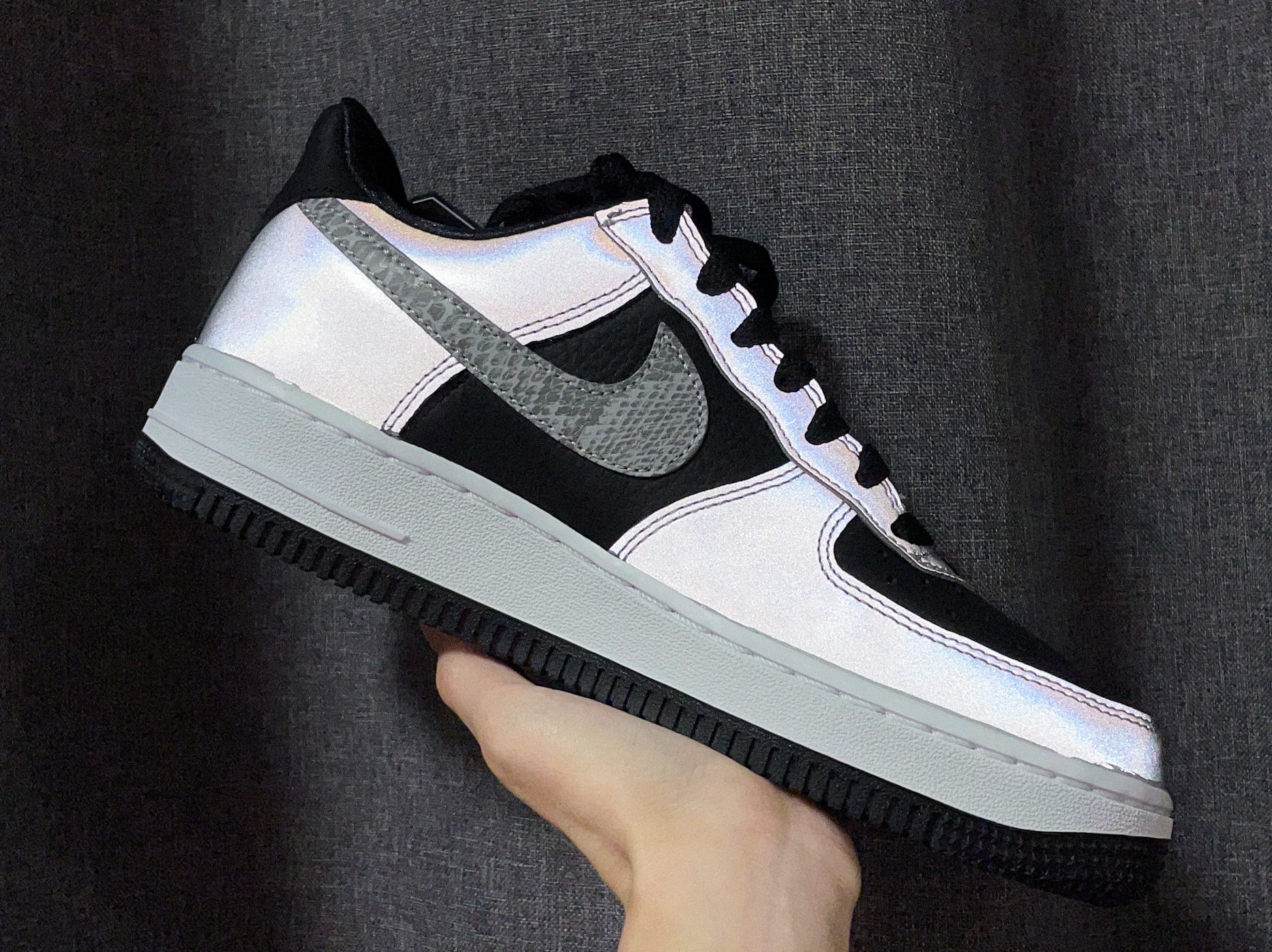 Nike Air Force 1 B Silver Snake 착용 스타일