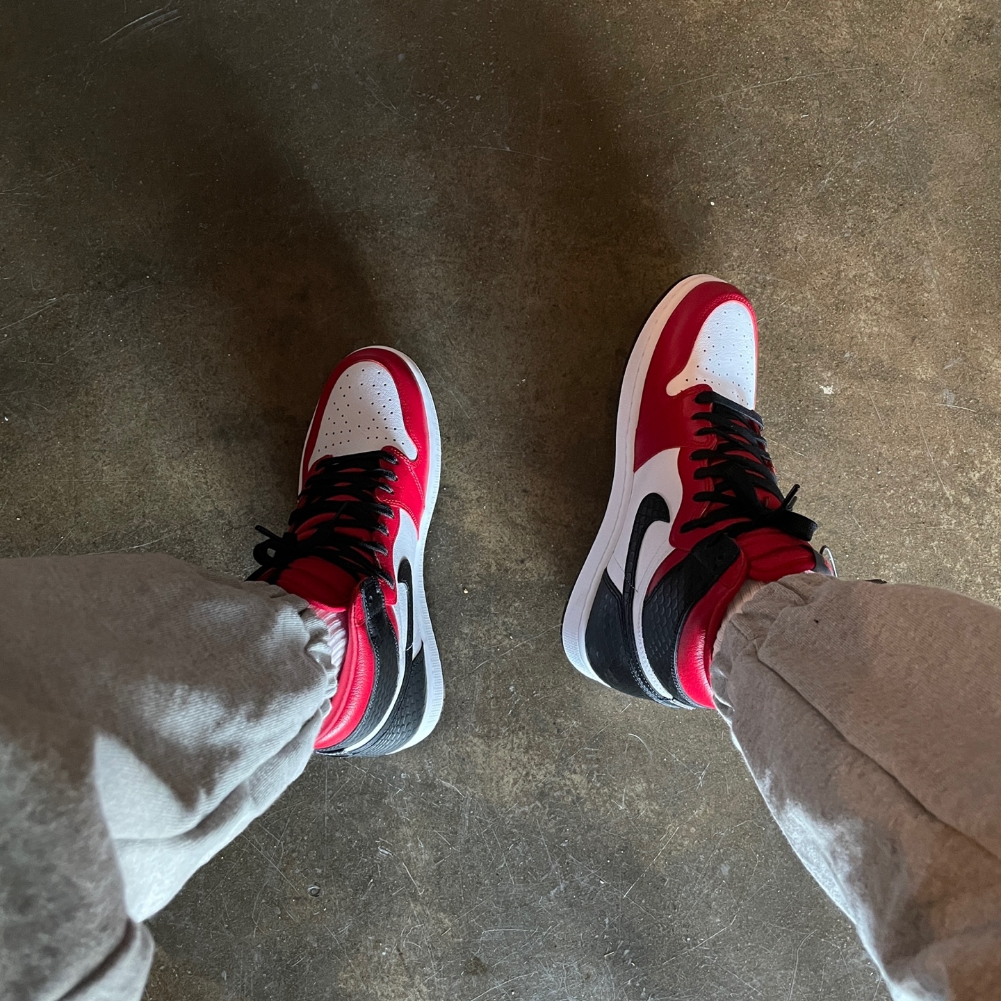(W) Jordan 1 Retro High Satin Red 착용 스타일