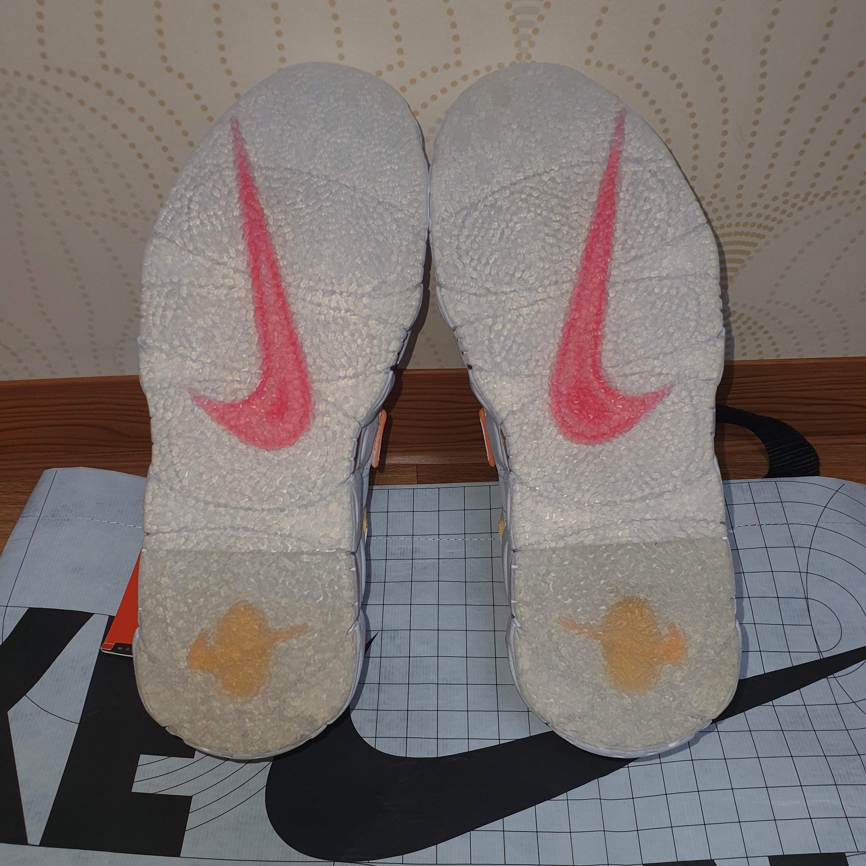 Nike Air More Uptempo Rayguns 착용 스타일 - 4