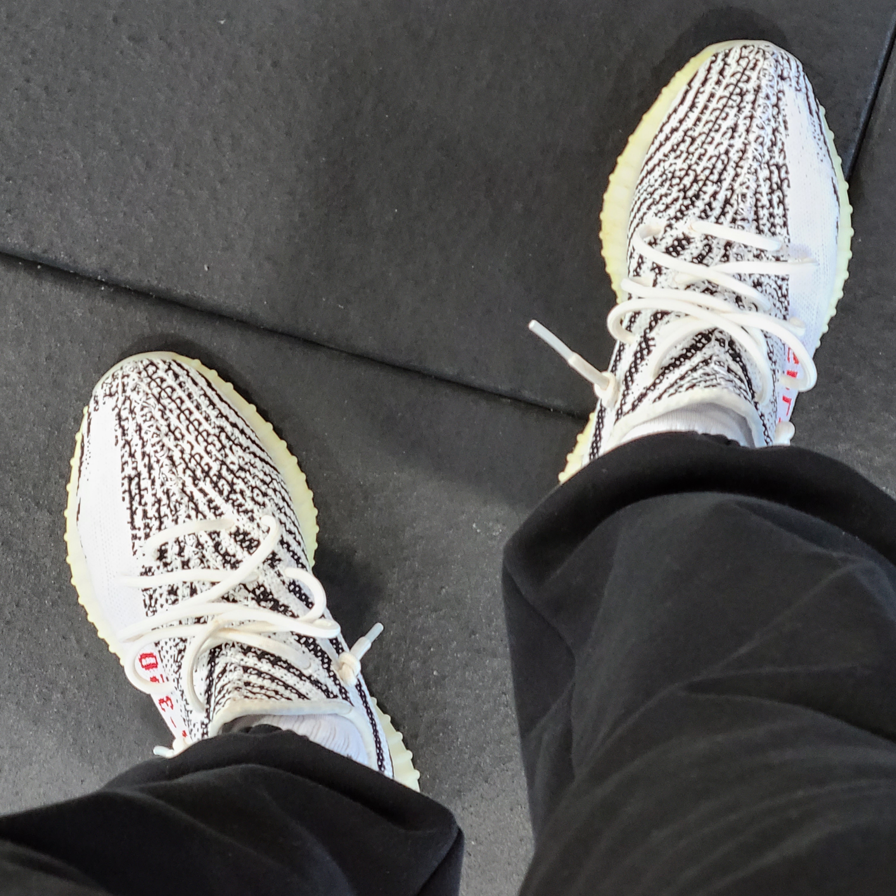 Adidas Yeezy Boost 350 V2 Zebra 2017/2019/2020 착용 스타일