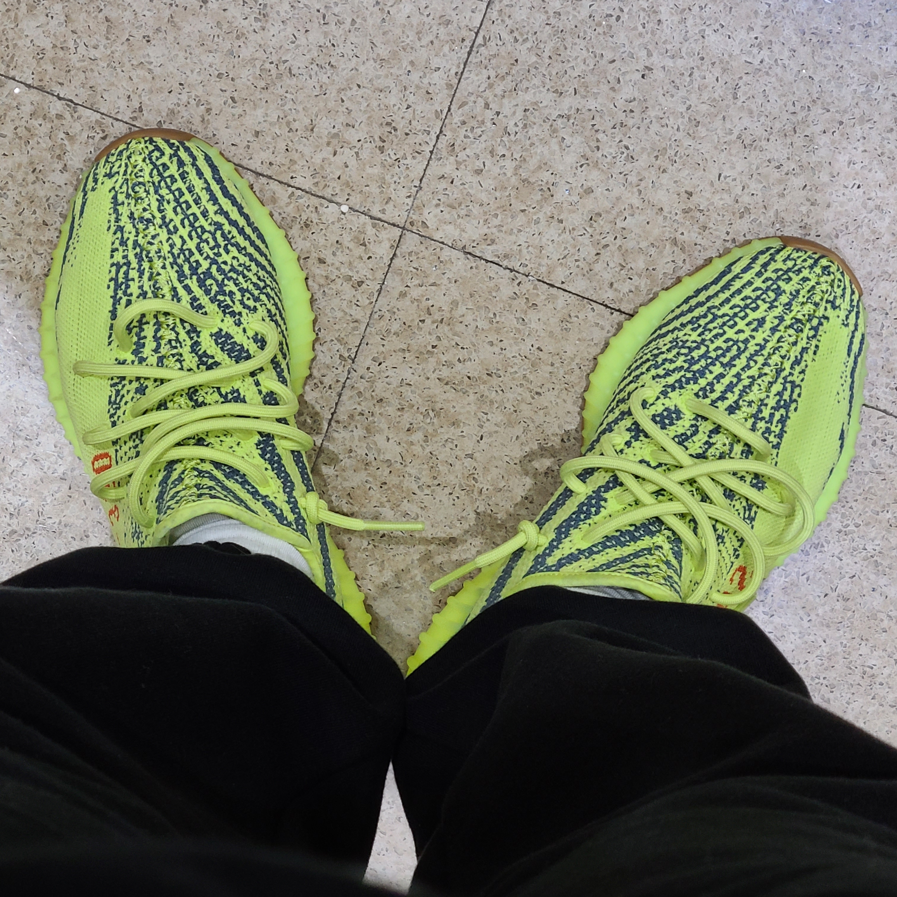 Adidas Yeezy Boost 350 V2 Semi Frozen Yellow 착용 스타일