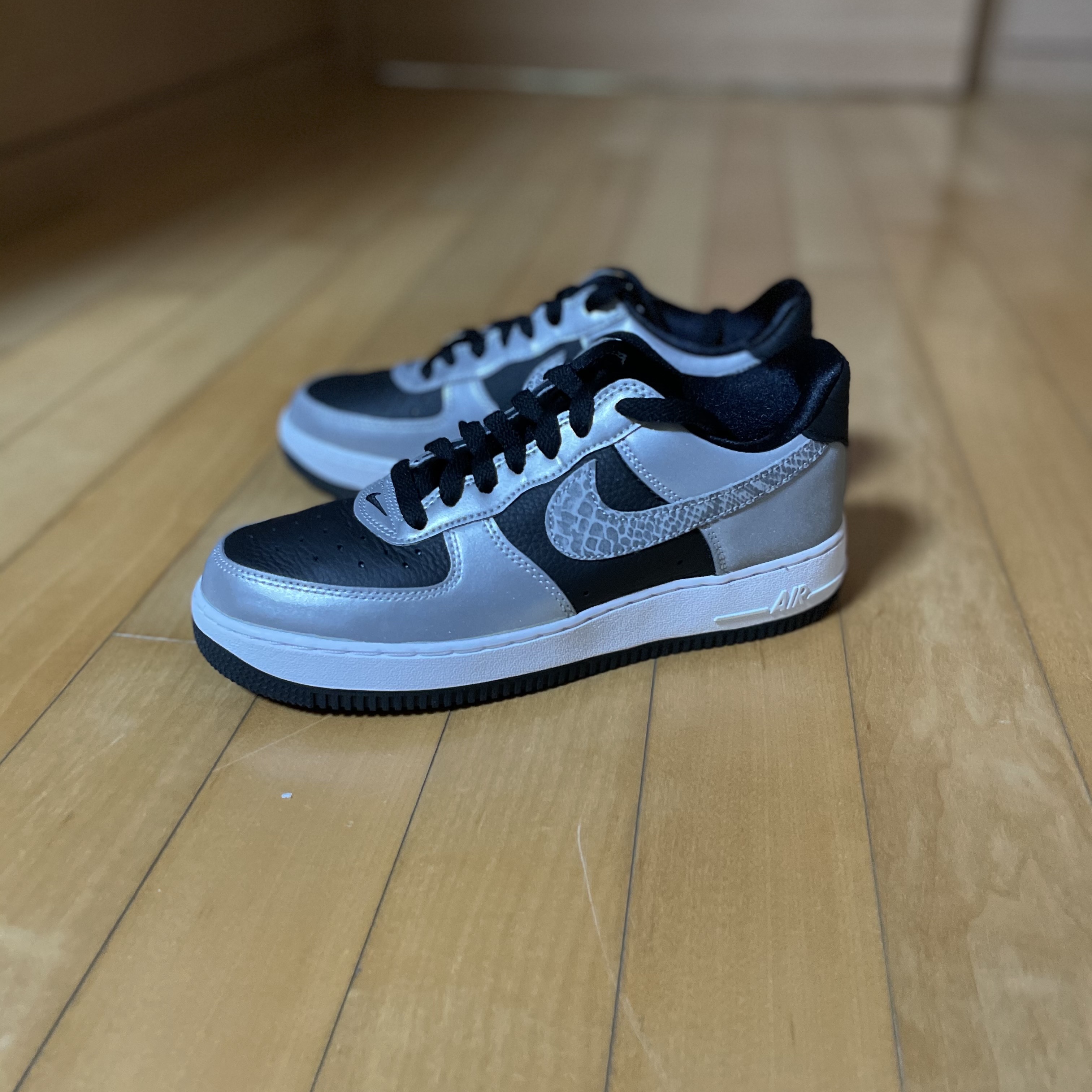 Nike Air Force 1 B Silver Snake 착용 스타일 - 3