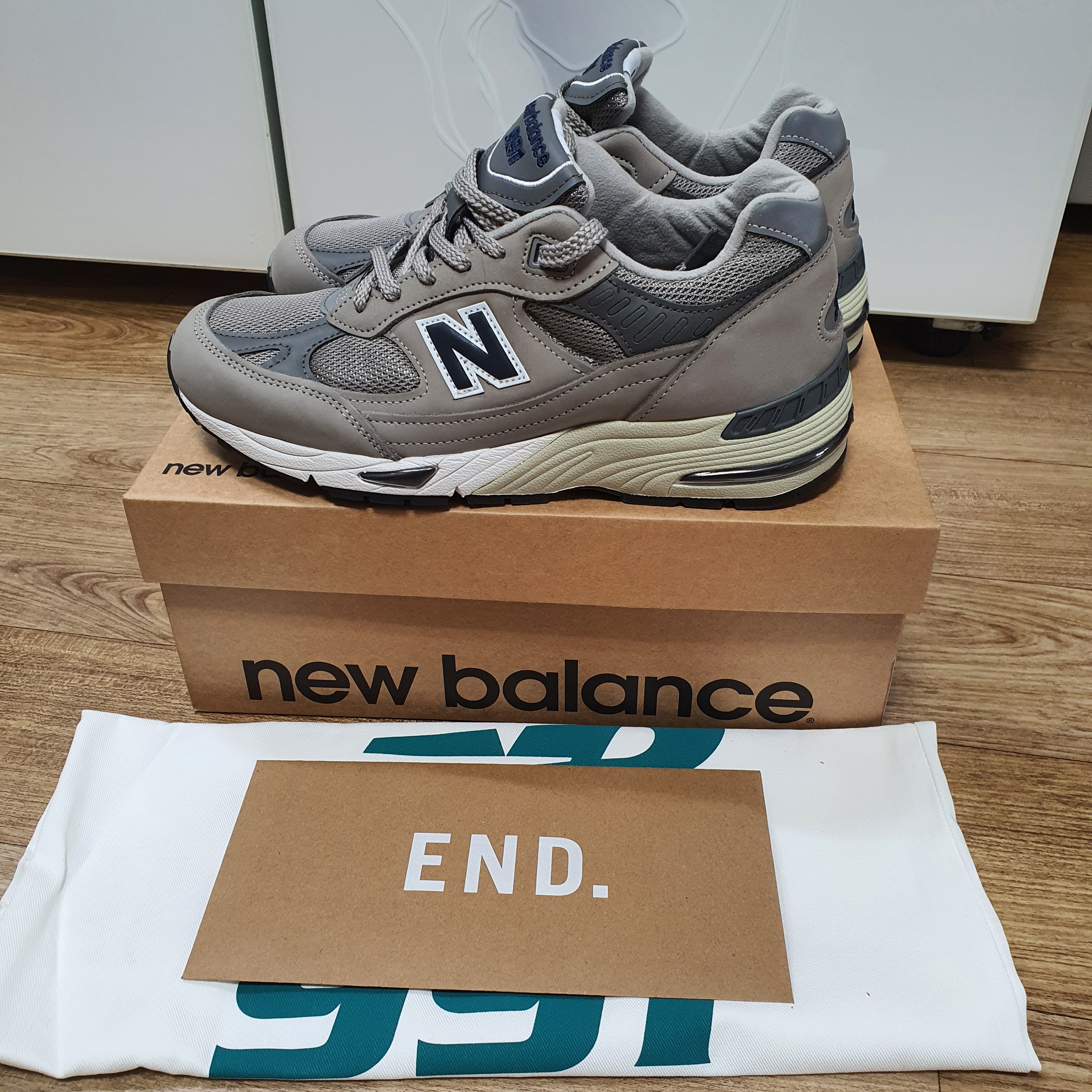 New Balance 991 Made in UK 20th Anniversary Grey 착용 스타일 - 1
