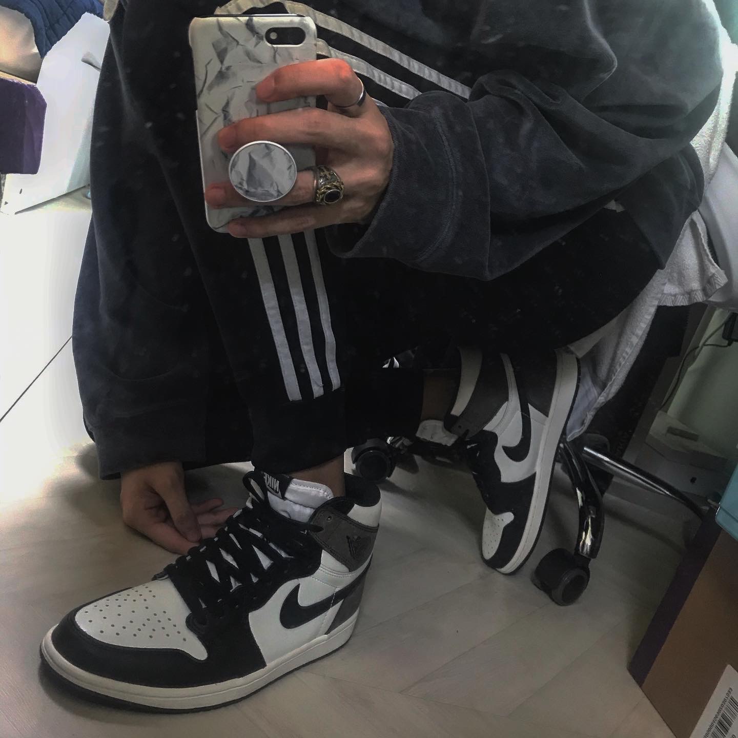 Jordan 1 Retro High OG Black Mocha 착용 스타일 - 2