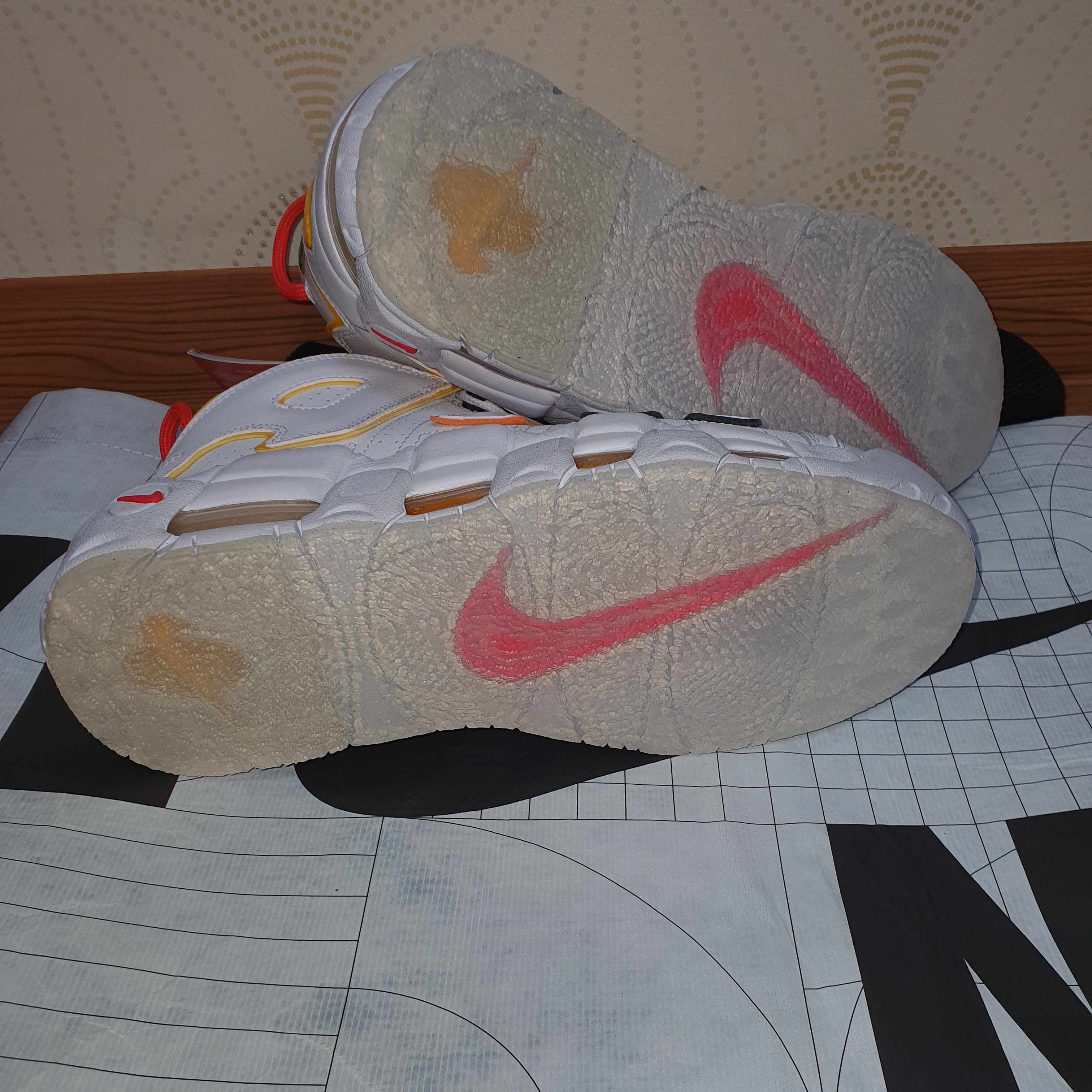 Nike Air More Uptempo Rayguns 착용 스타일 - 5
