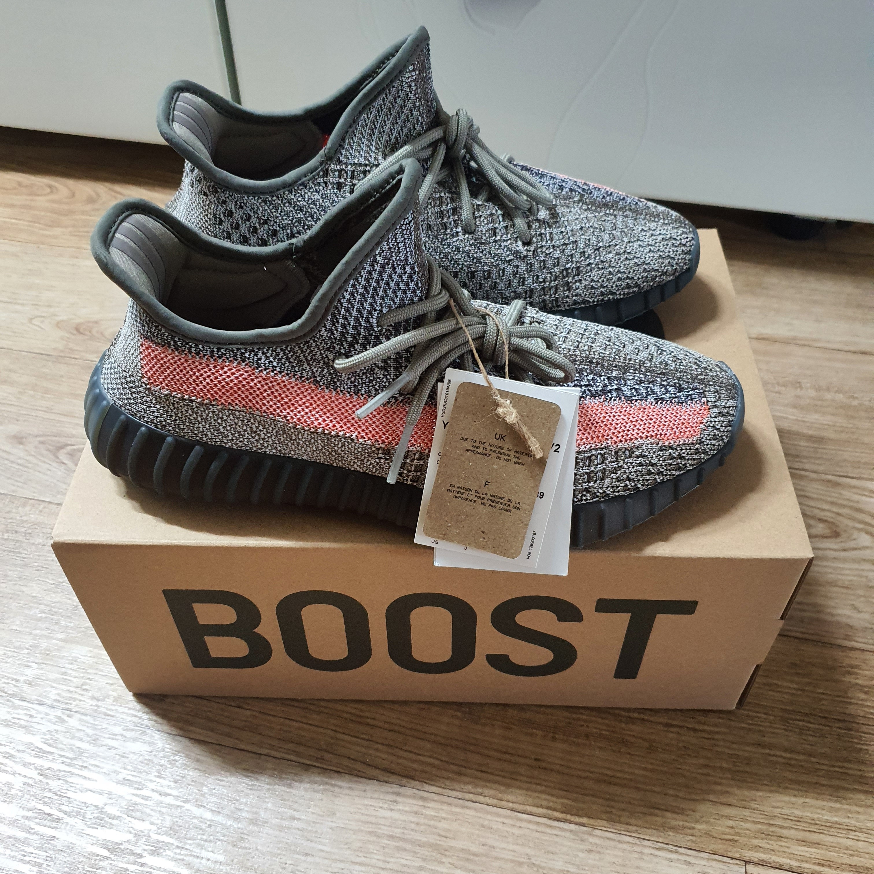 Adidas Yeezy Boost 350 V2 Ash Stone 착용 스타일 - 3