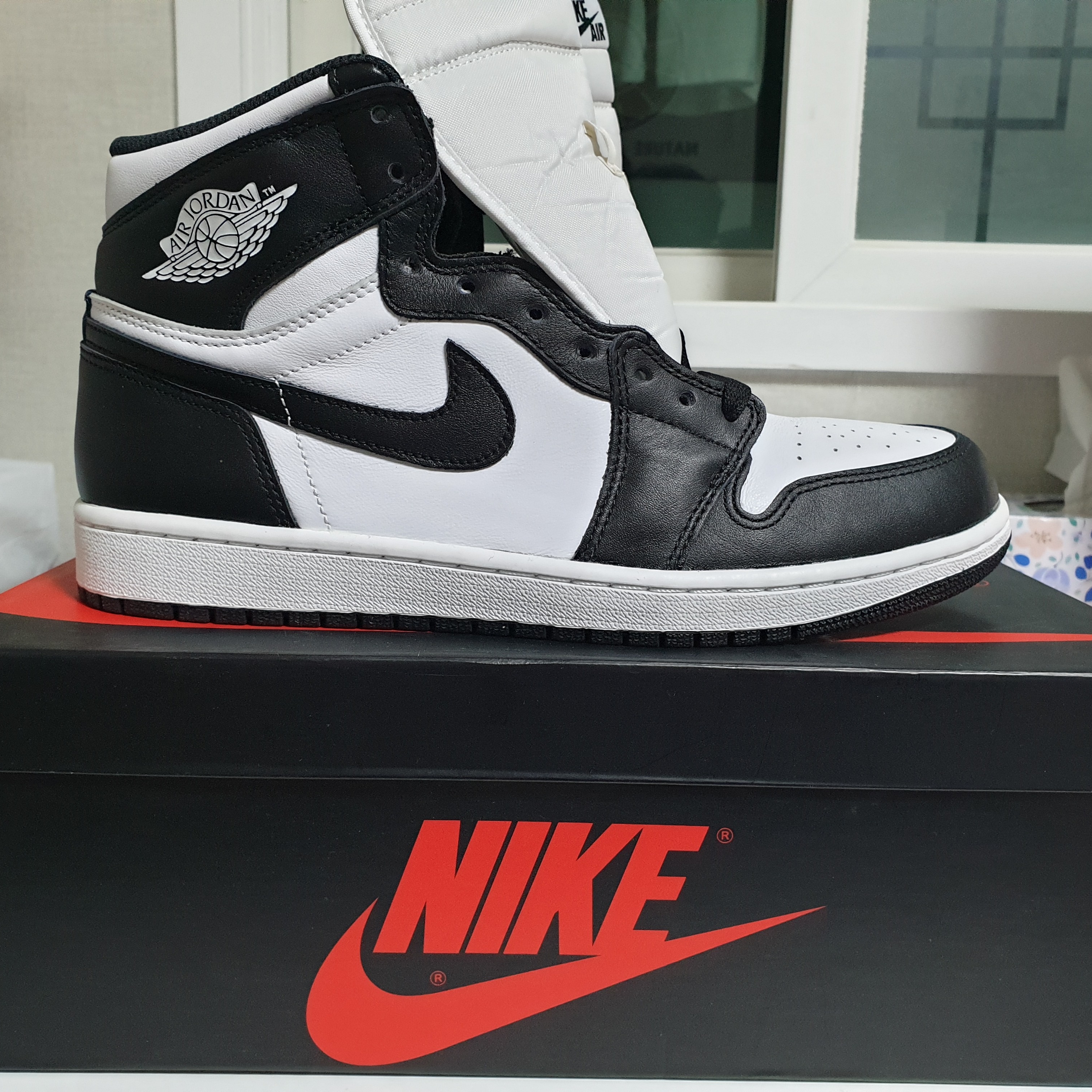 Jordan 1 Retro High OG Black White 2014 착용 스타일 - 1